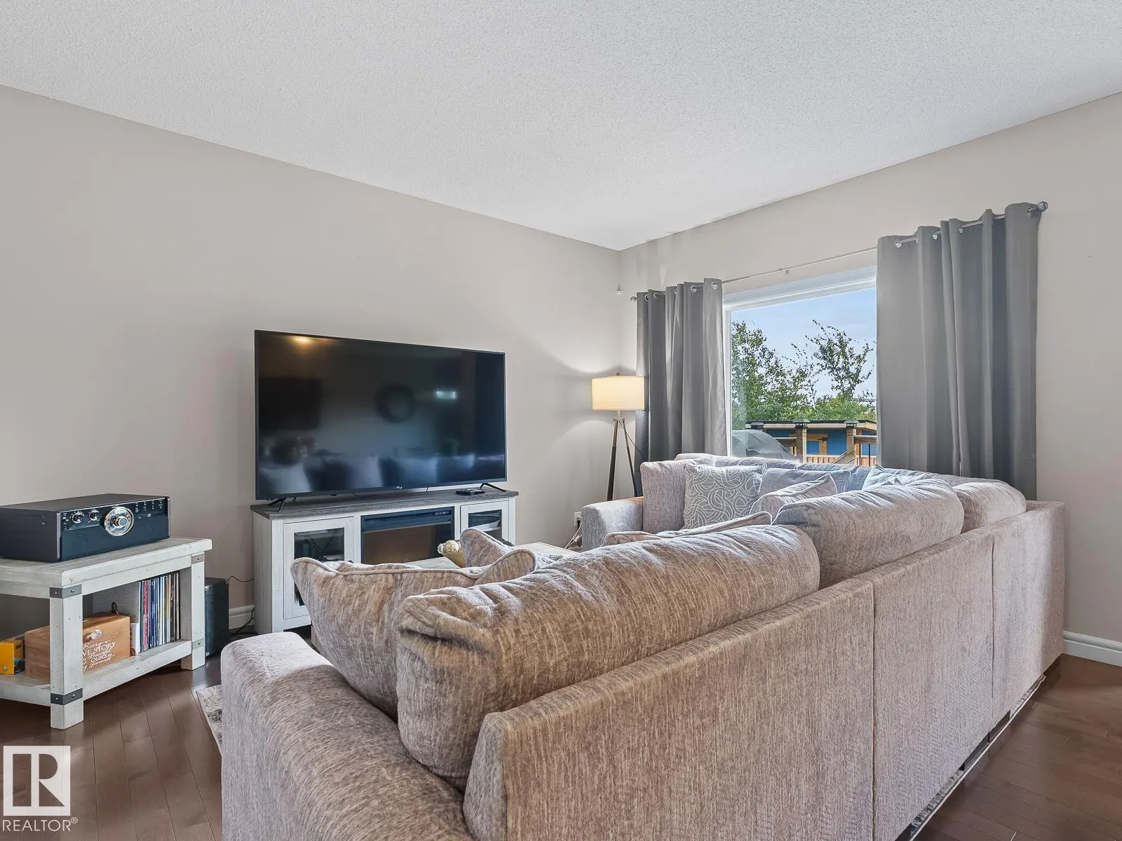57 MEADOWLAND Crescent
