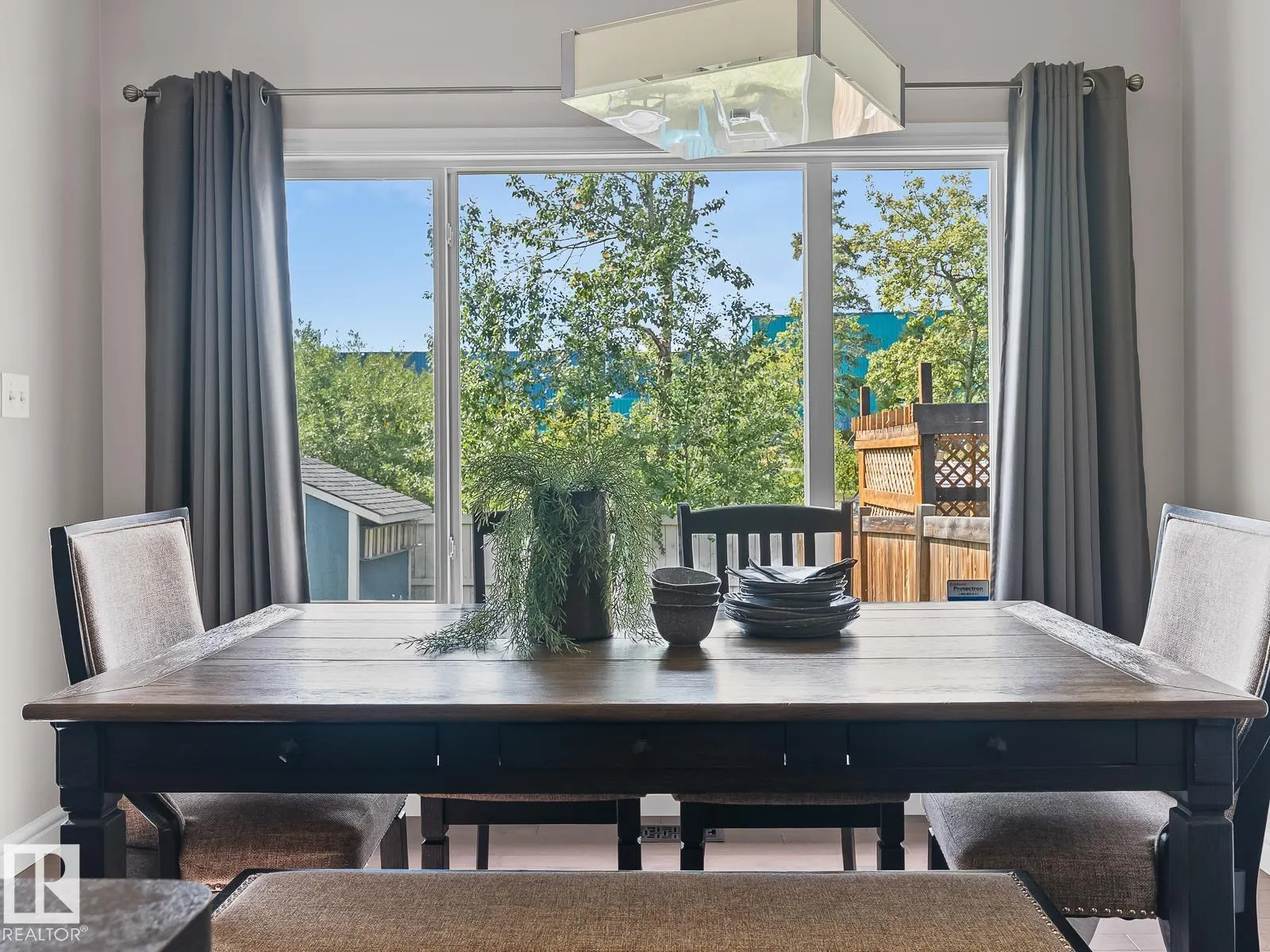 57 MEADOWLAND Crescent