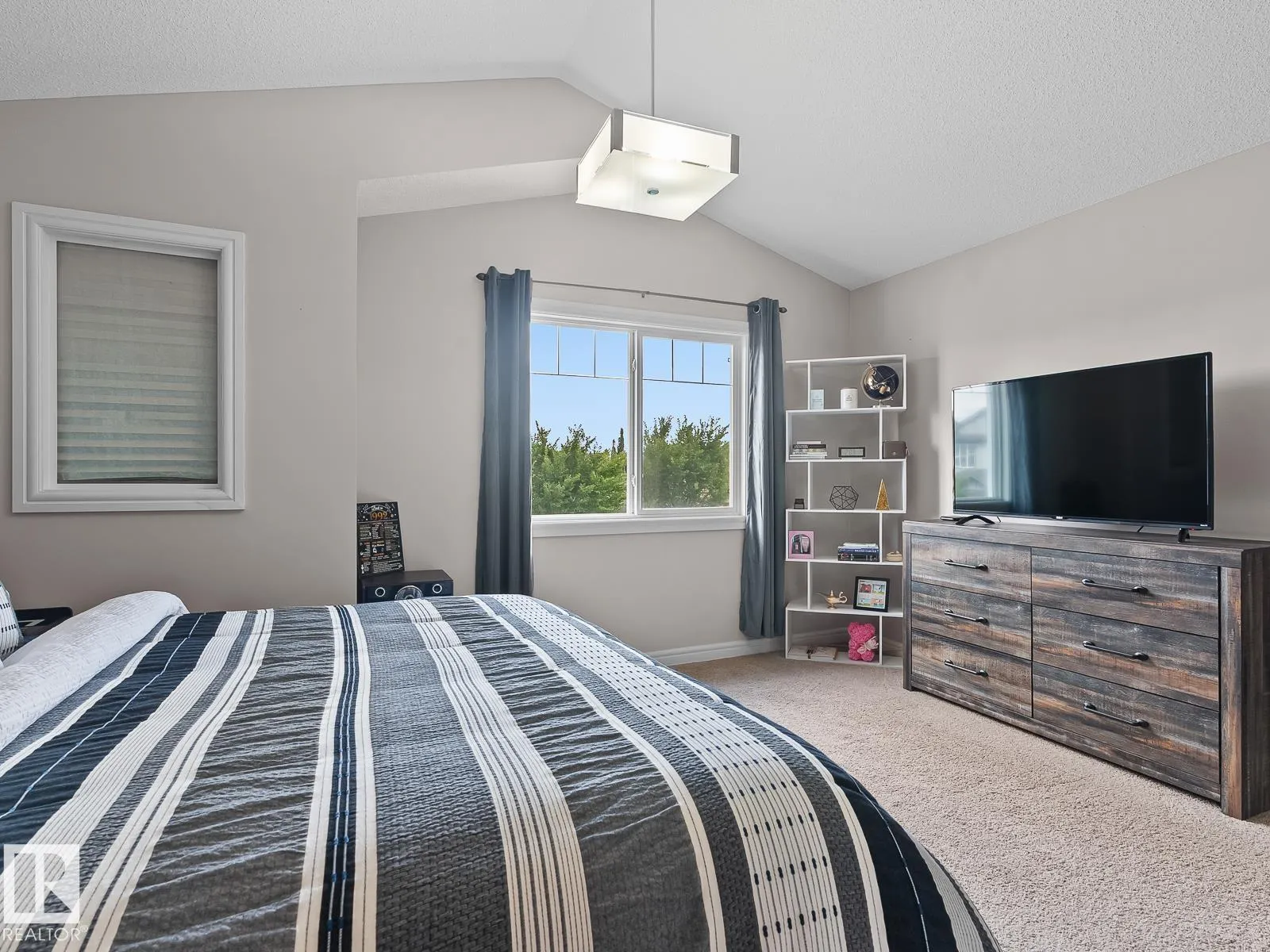 57 MEADOWLAND Crescent