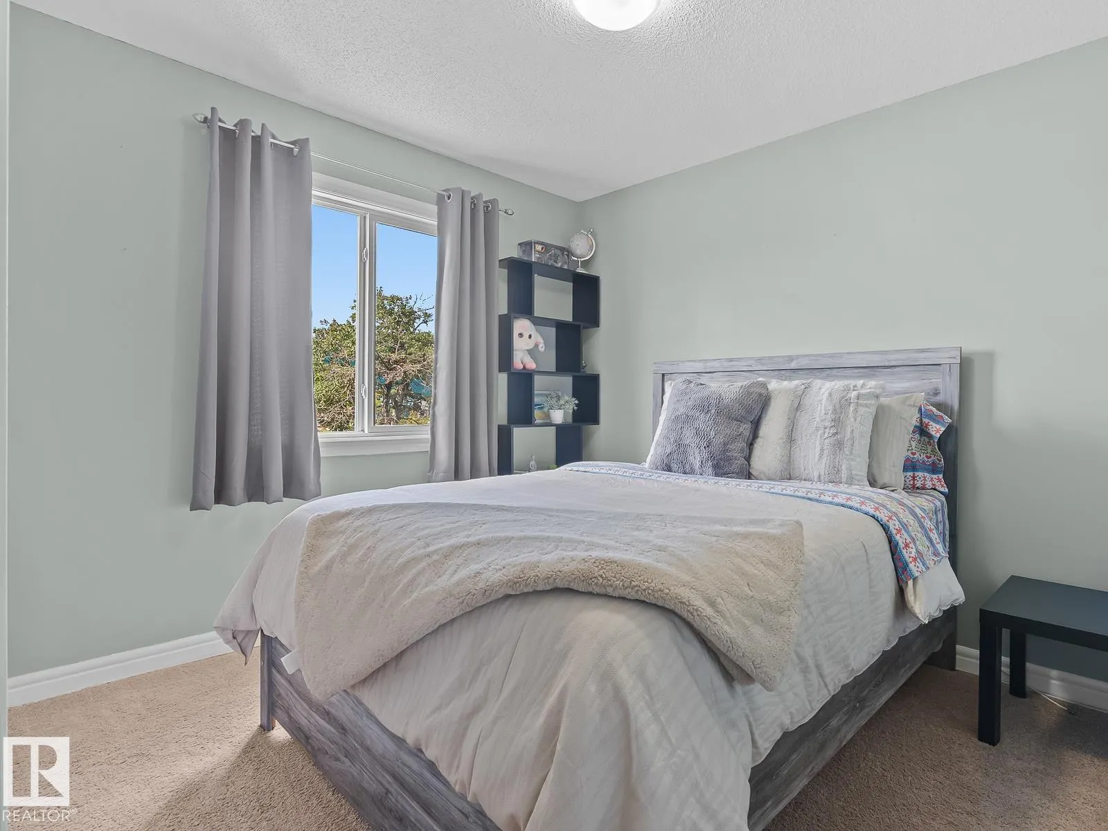 57 MEADOWLAND Crescent
