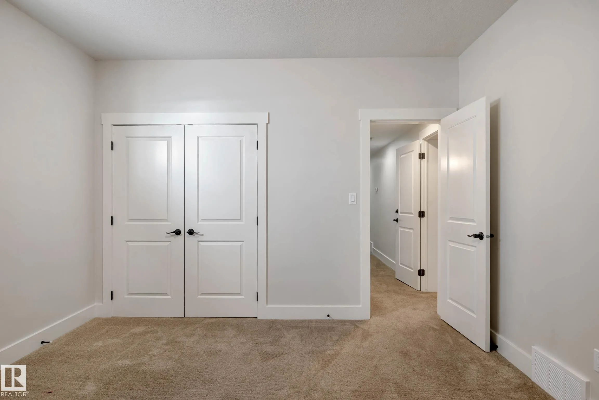 5212 MULLEN CREST Crest