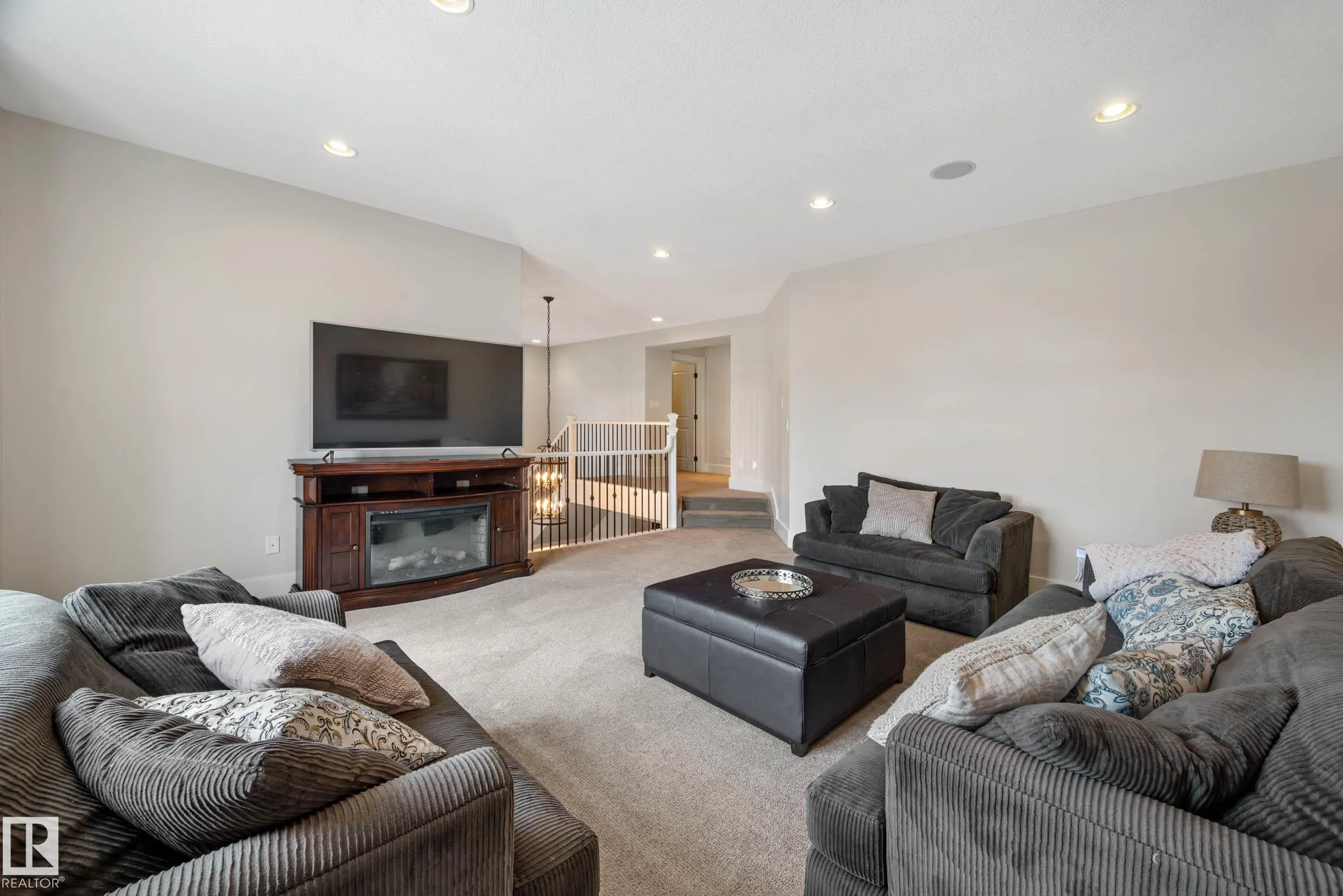 5212 MULLEN CREST Crest