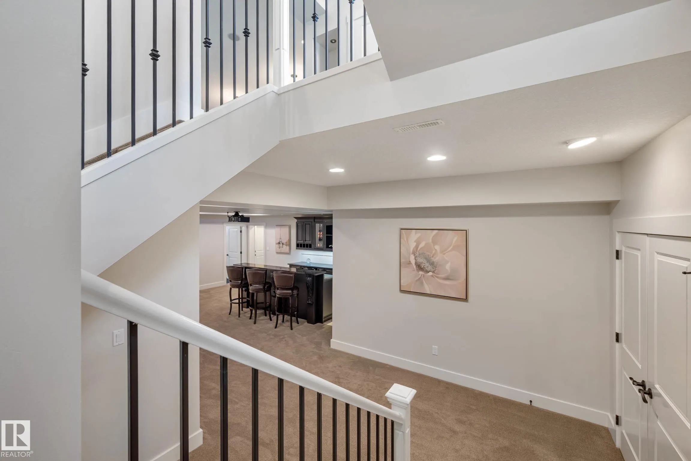 5212 MULLEN CREST Crest