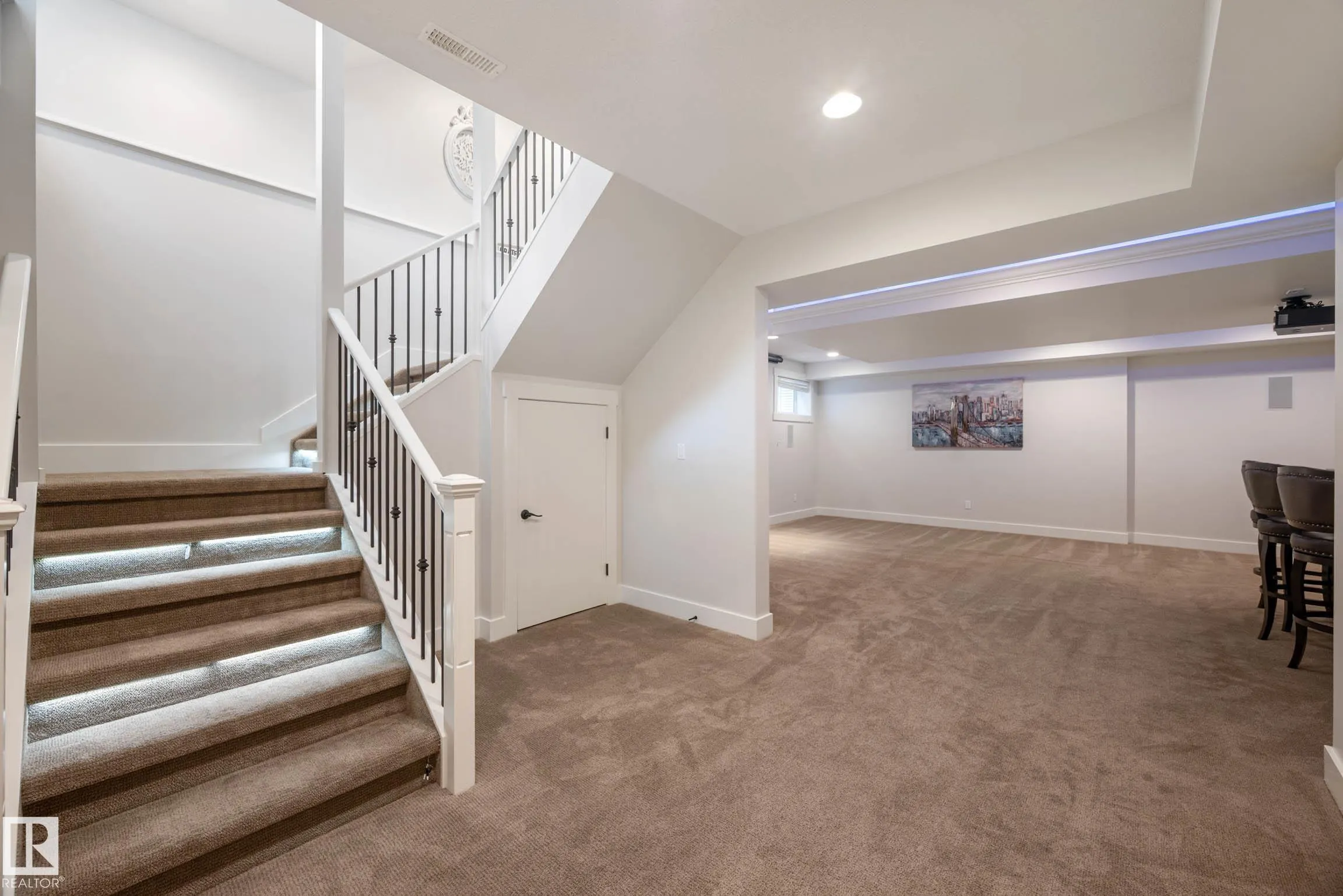 5212 MULLEN CREST Crest
