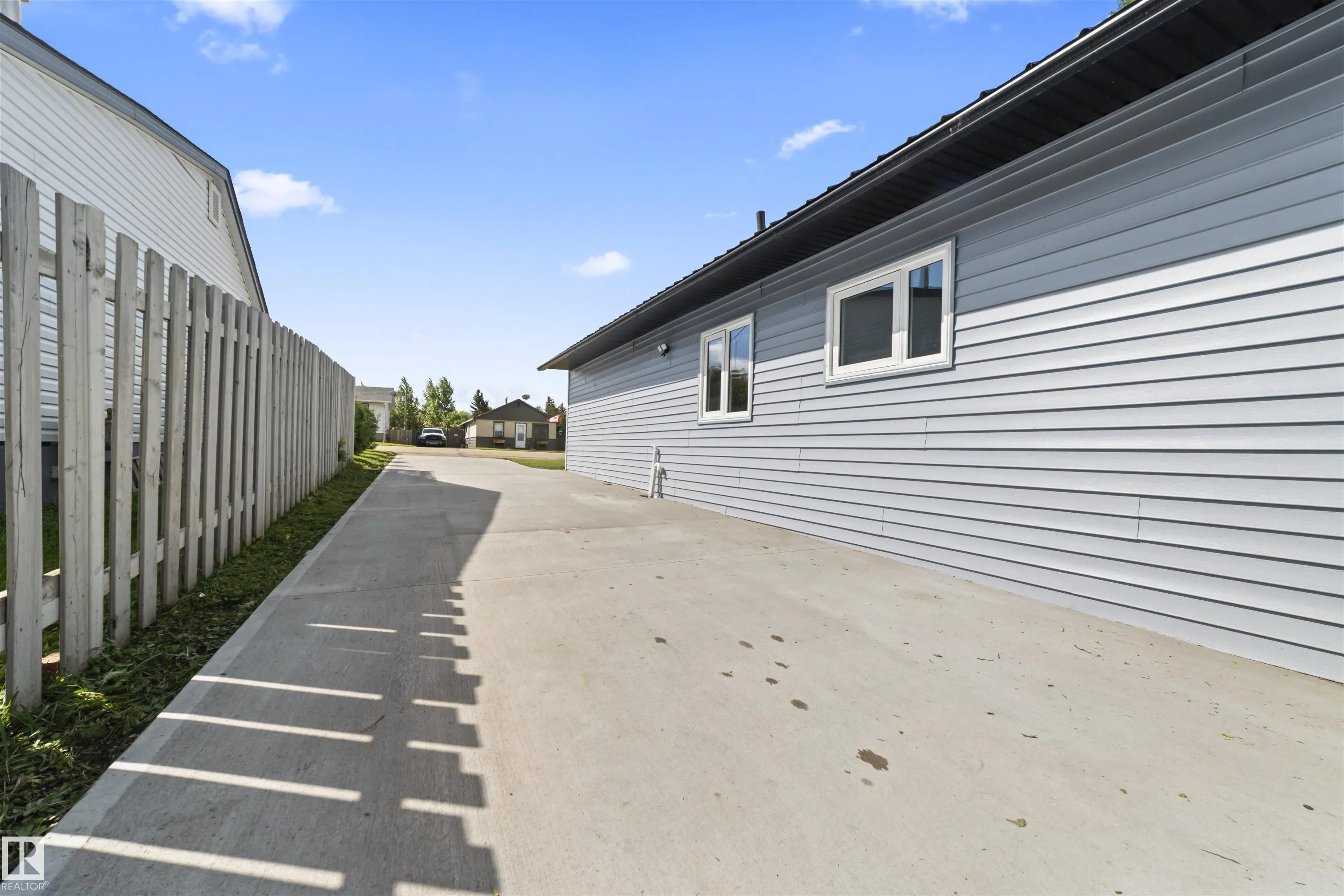 5032 55 AVE