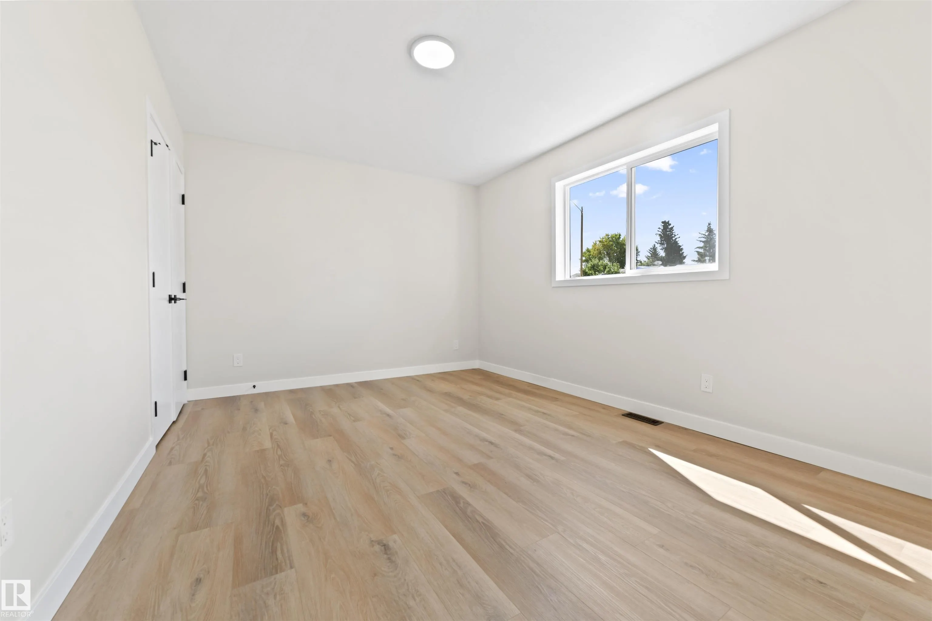 5032 55 AVE