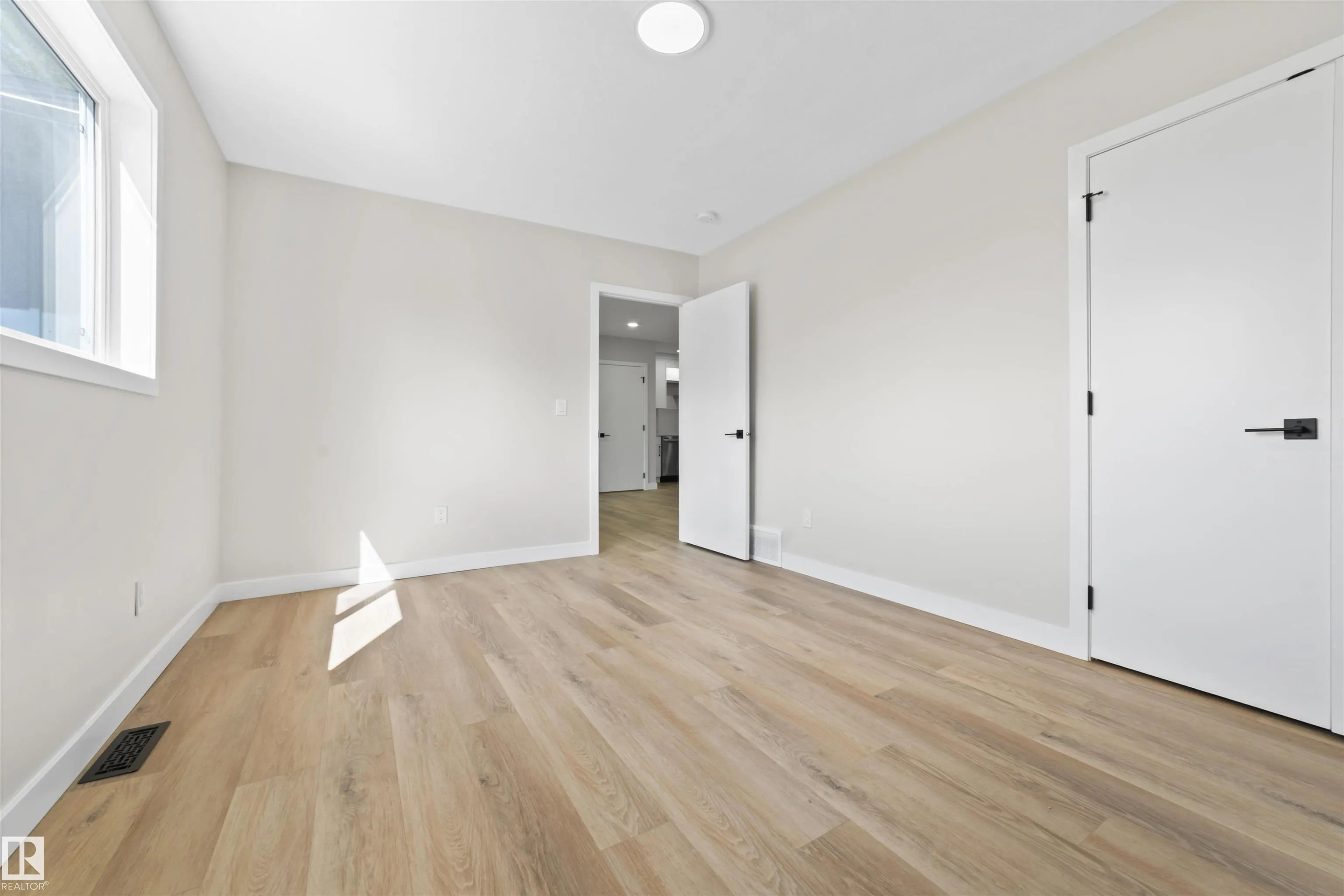 5032 55 AVE