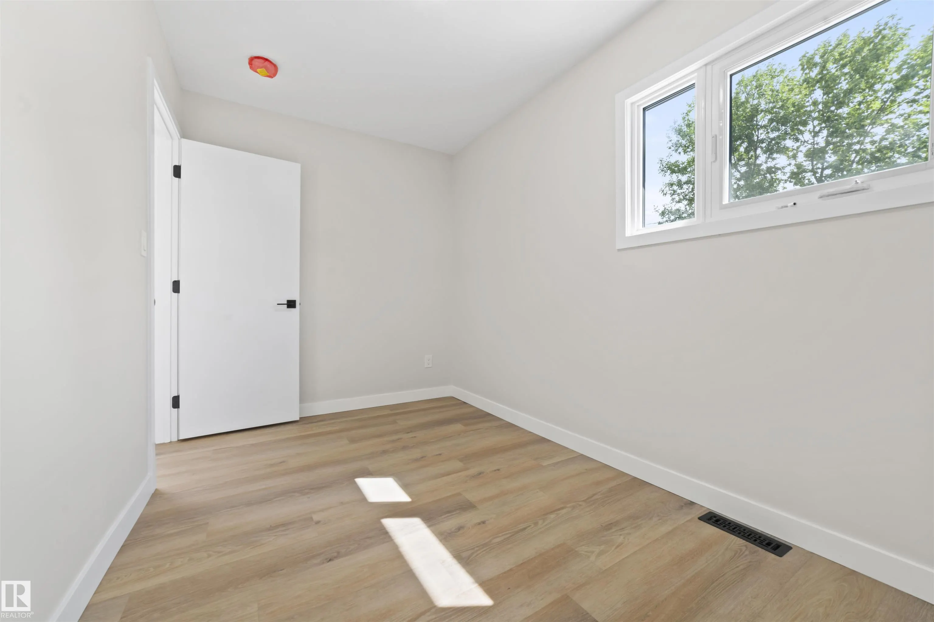 5032 55 AVE