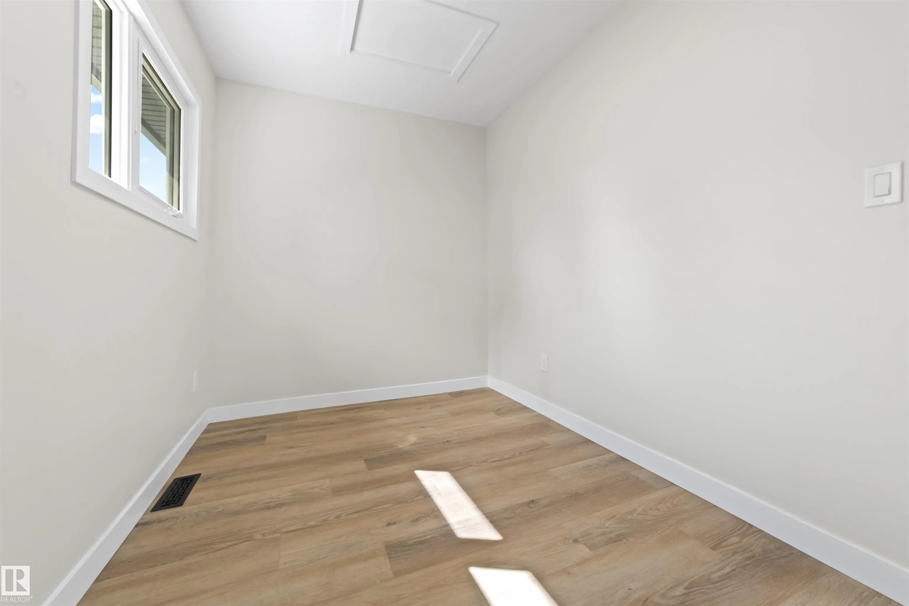 5032 55 AVE