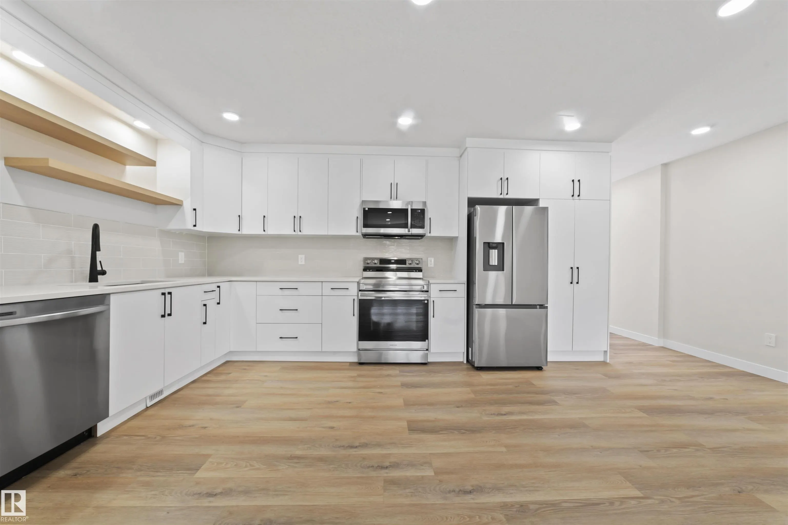 5032 55 AVE