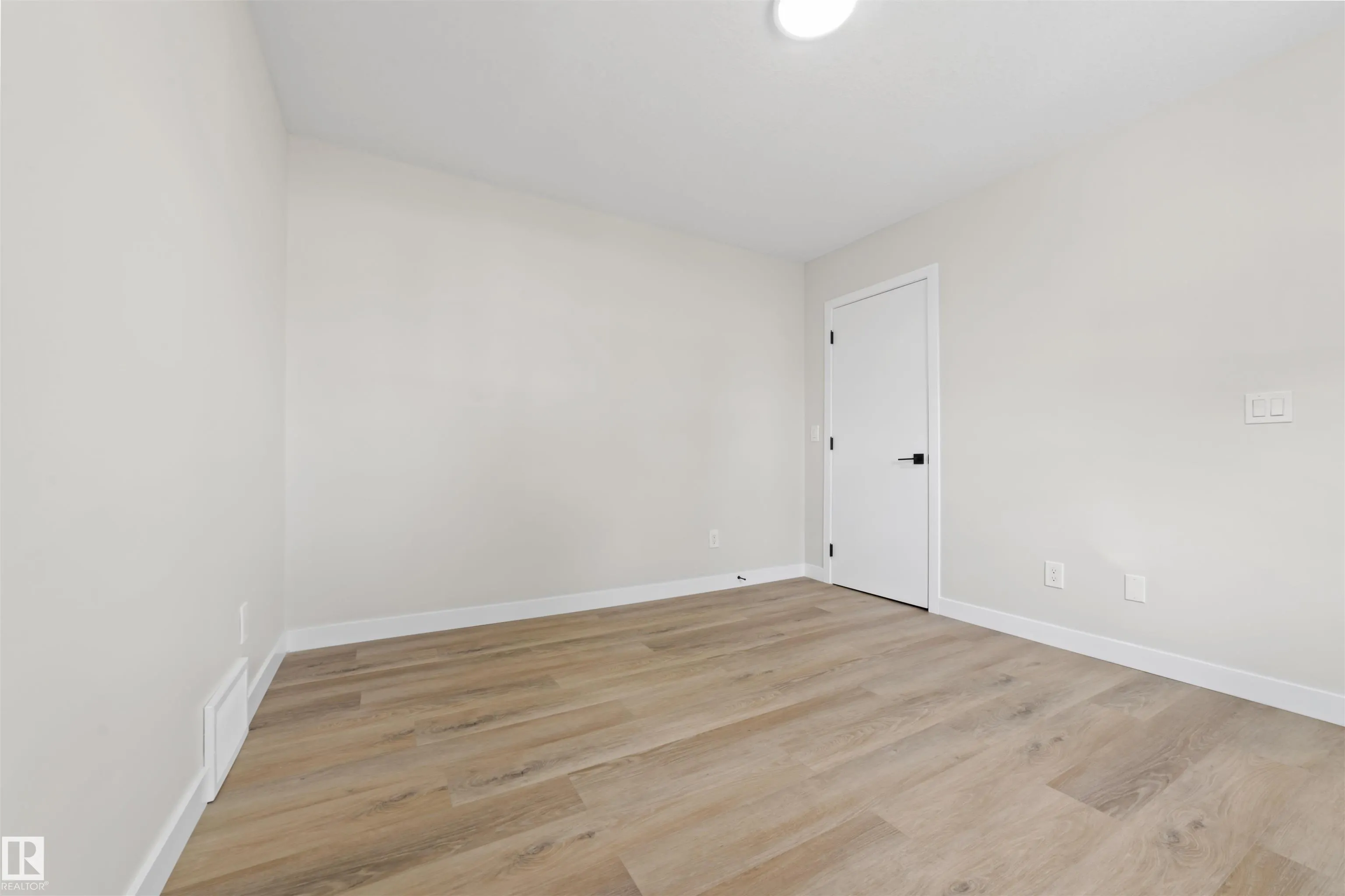 5032 55 AVE