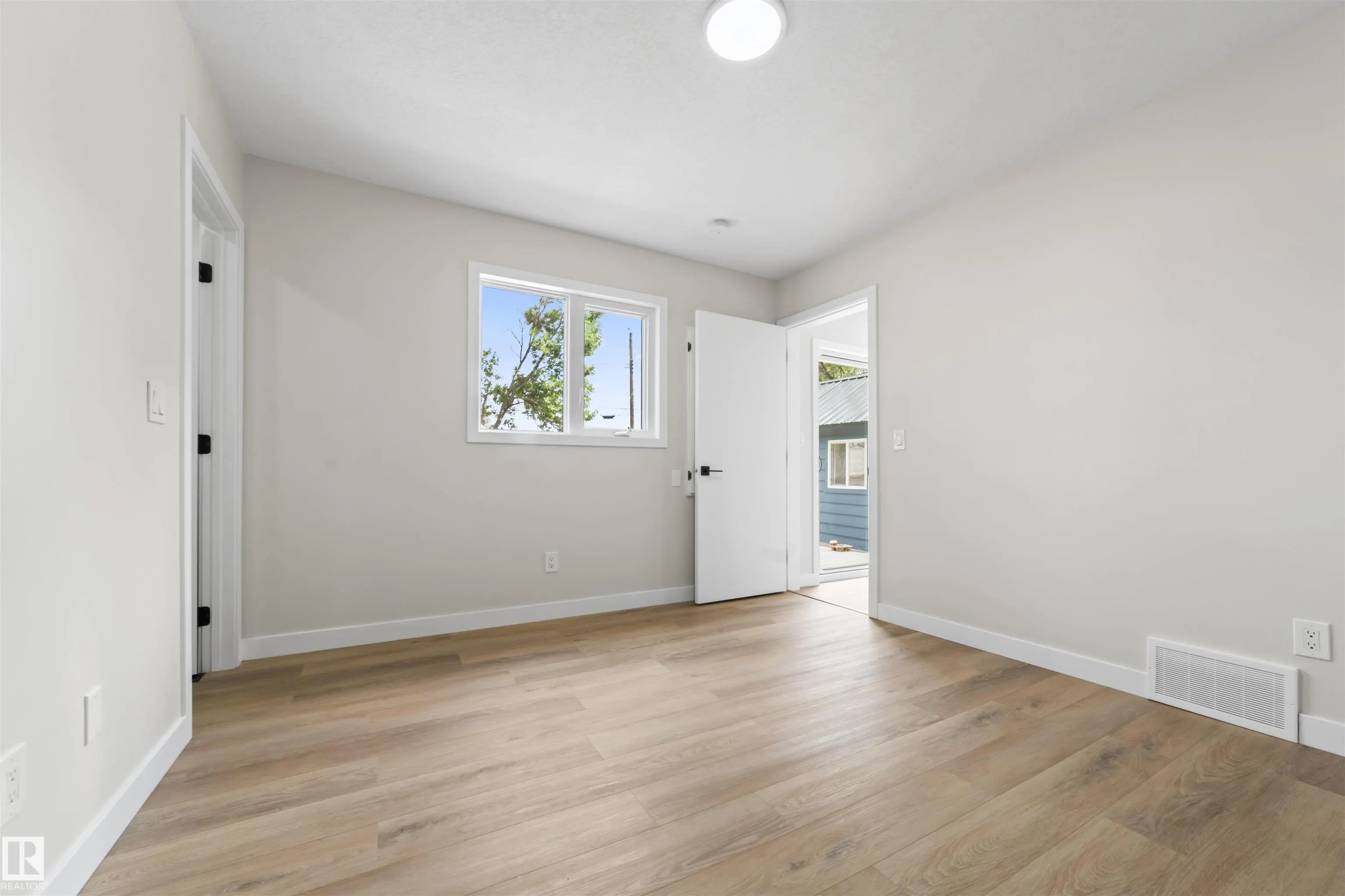 5032 55 AVE