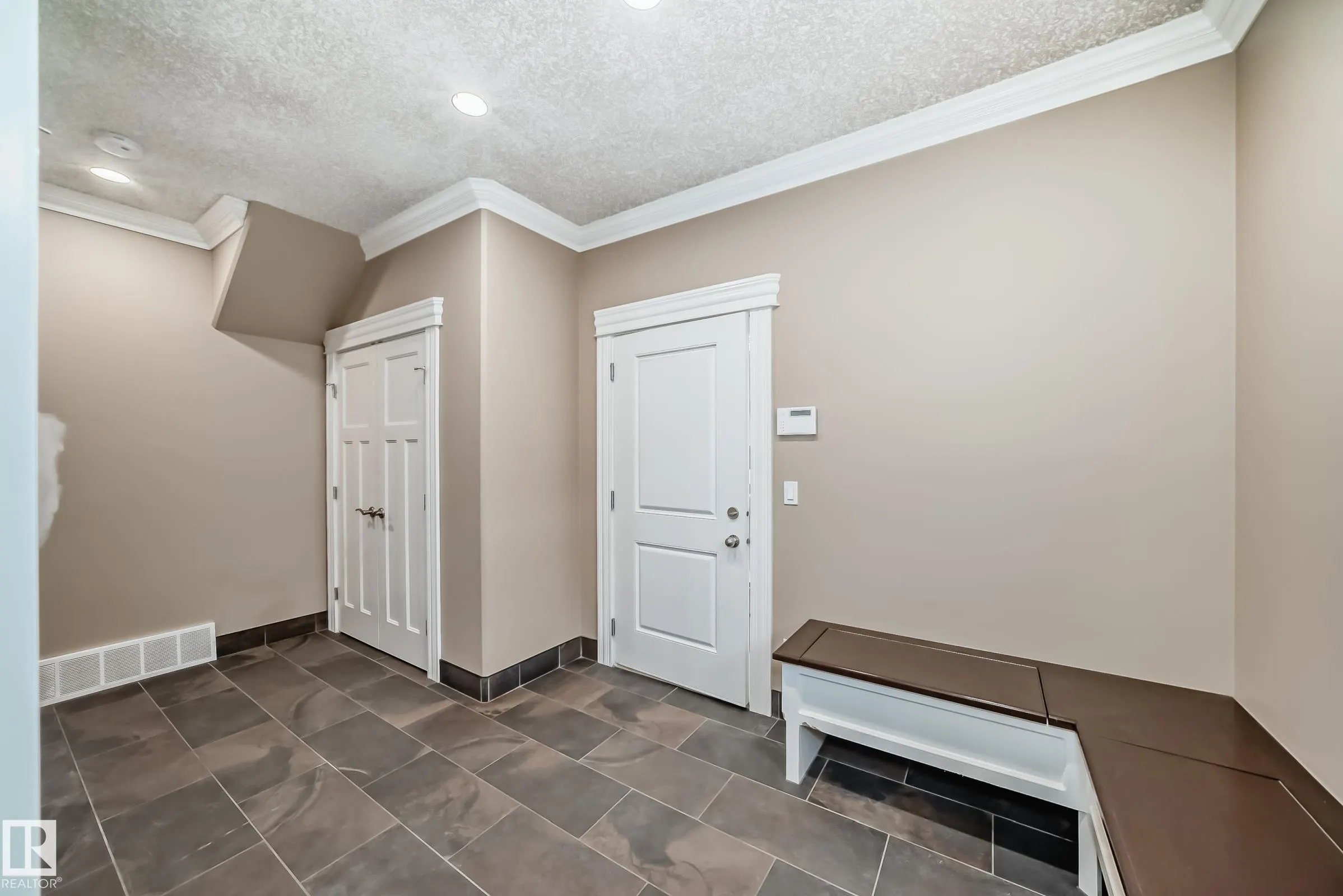 6 WADE Avenue