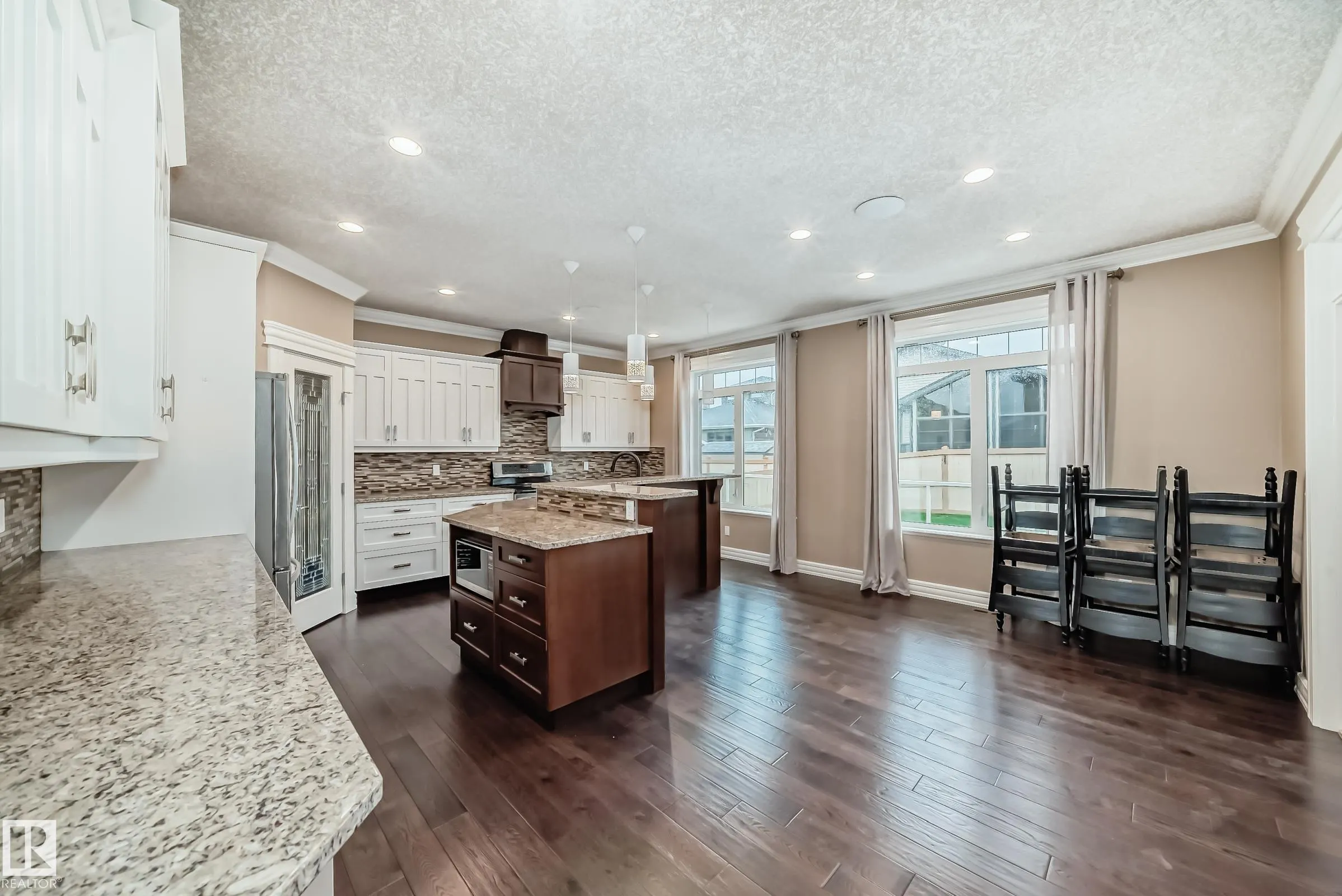 6 WADE Avenue