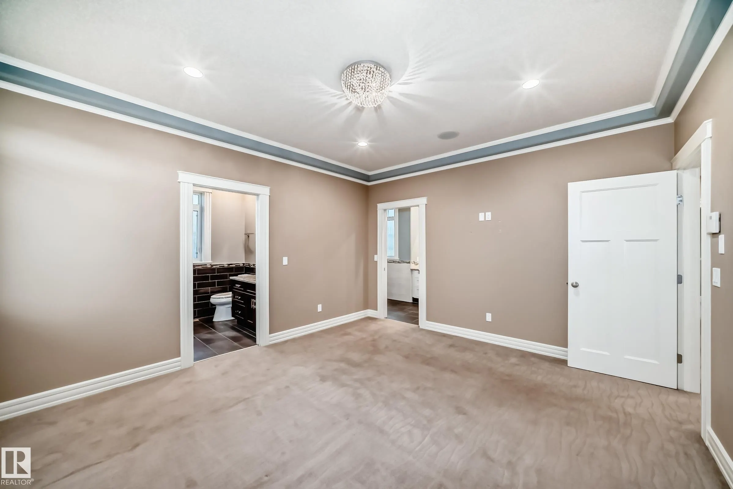 6 WADE Avenue