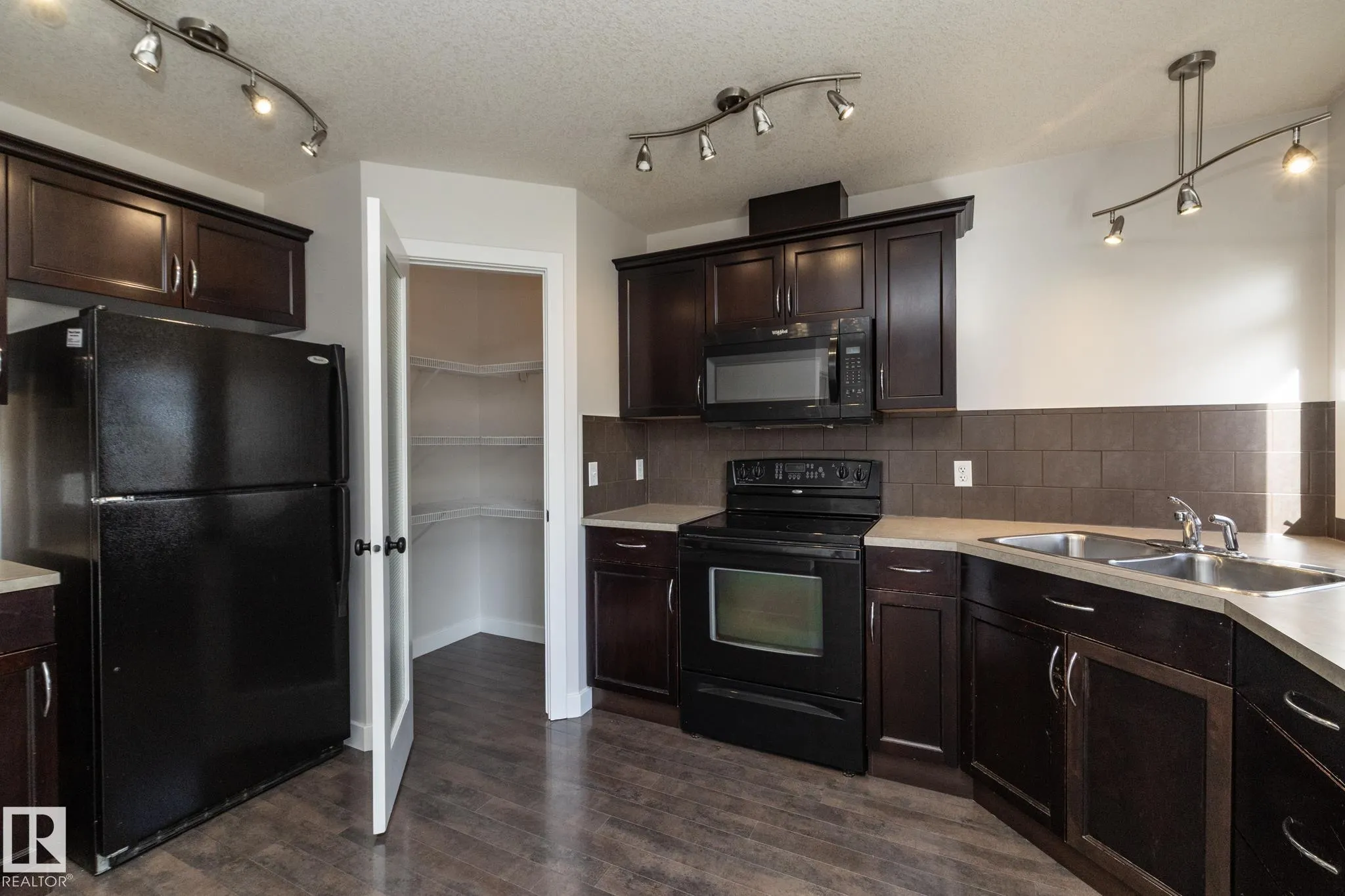 193 BIRCHWOOD Close