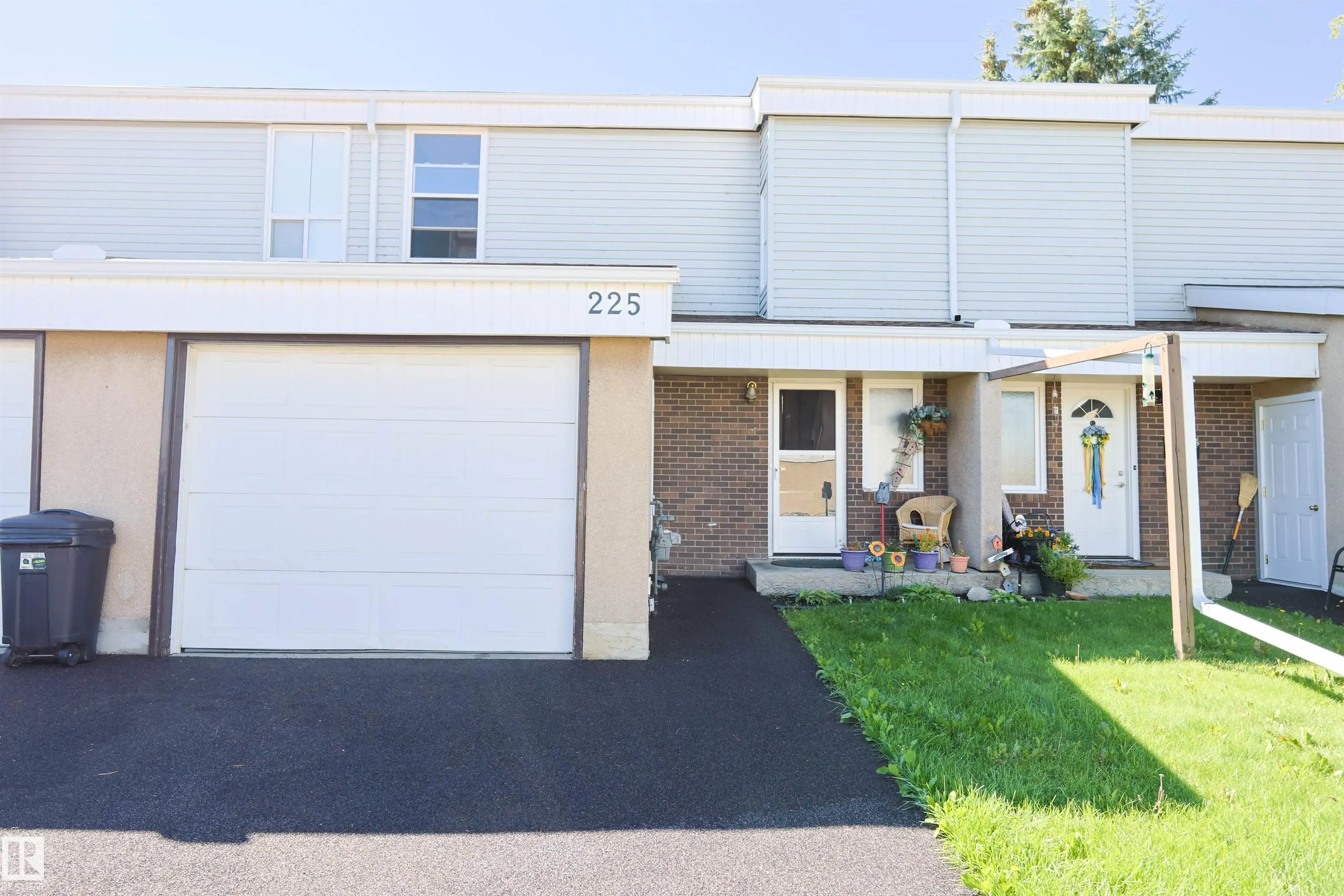 225 GRANDIN Village
