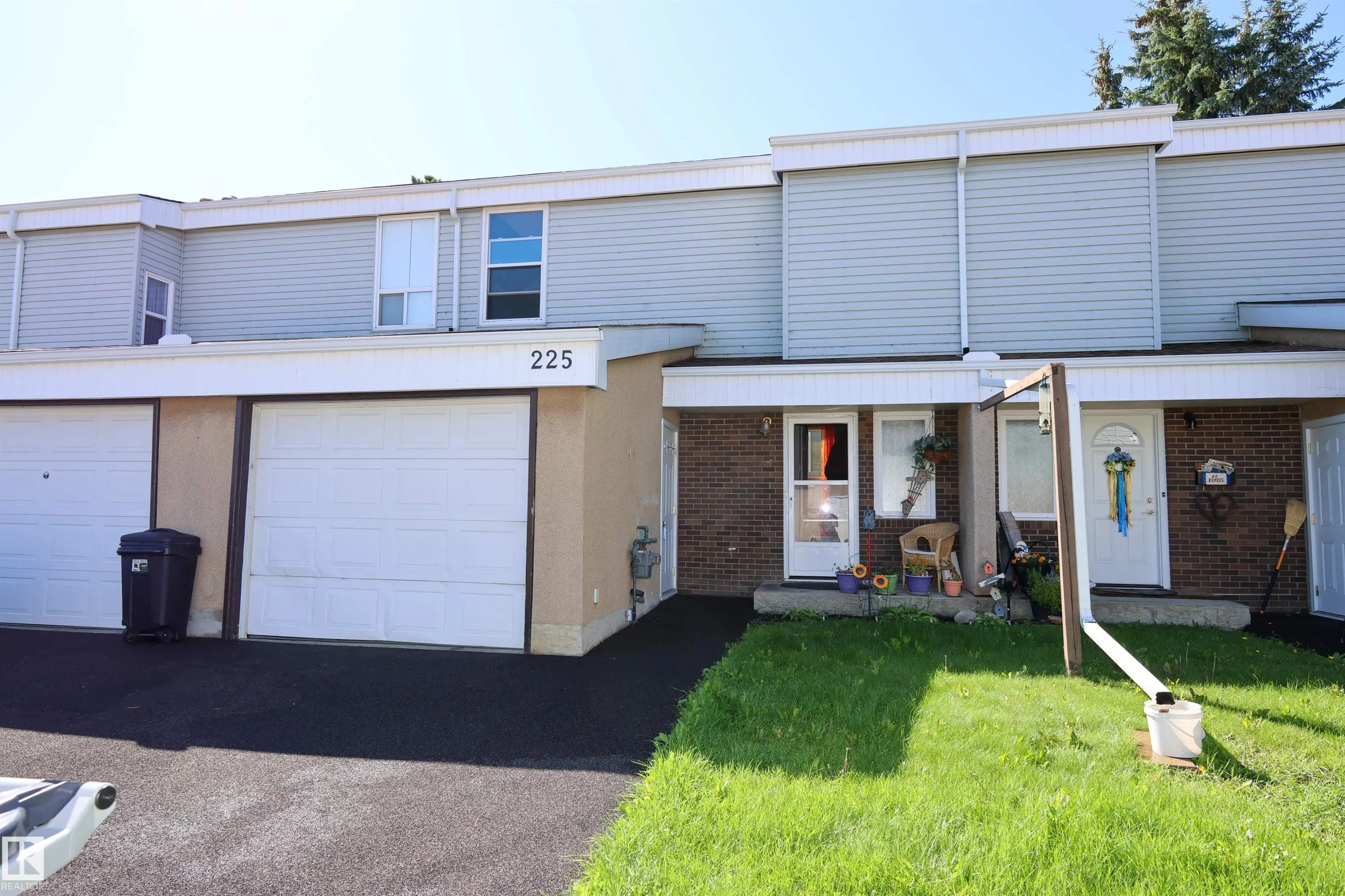 225 GRANDIN Village