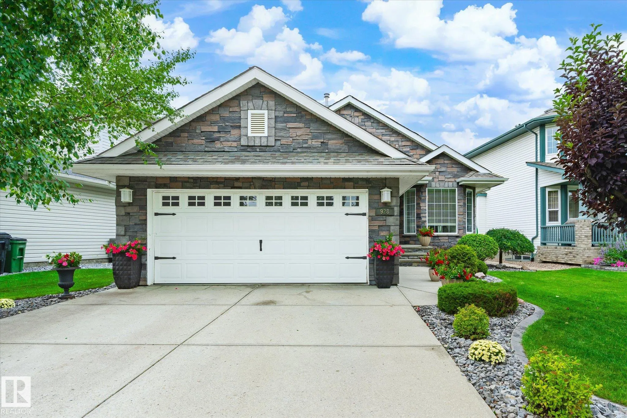 928 Blackmud Creek Crescent
