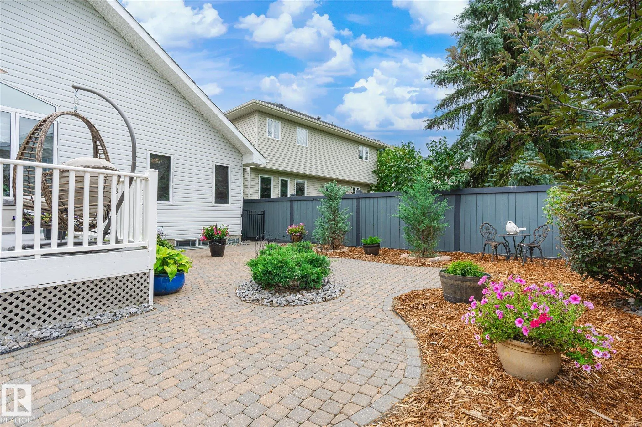 928 Blackmud Creek Crescent