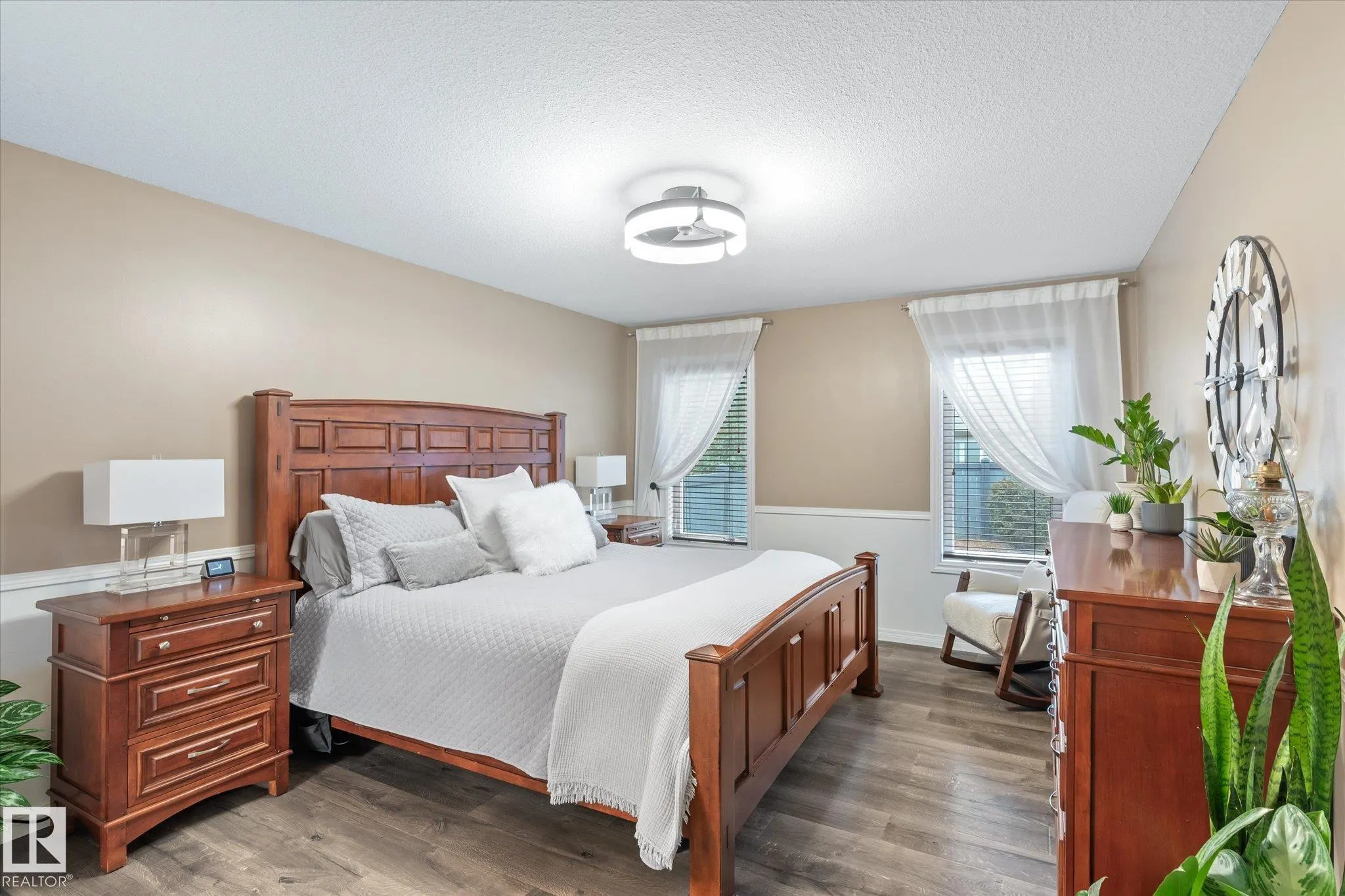928 Blackmud Creek Crescent