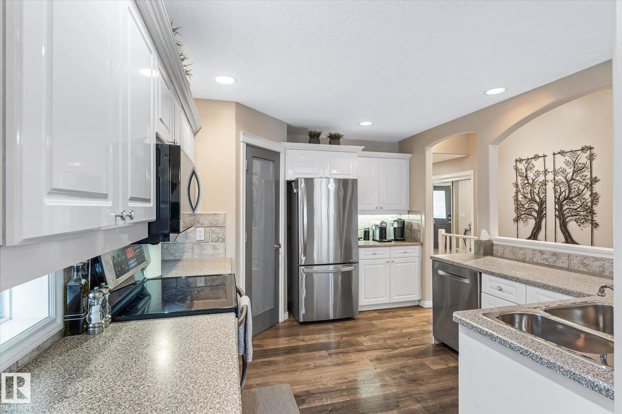 928 Blackmud Creek Crescent