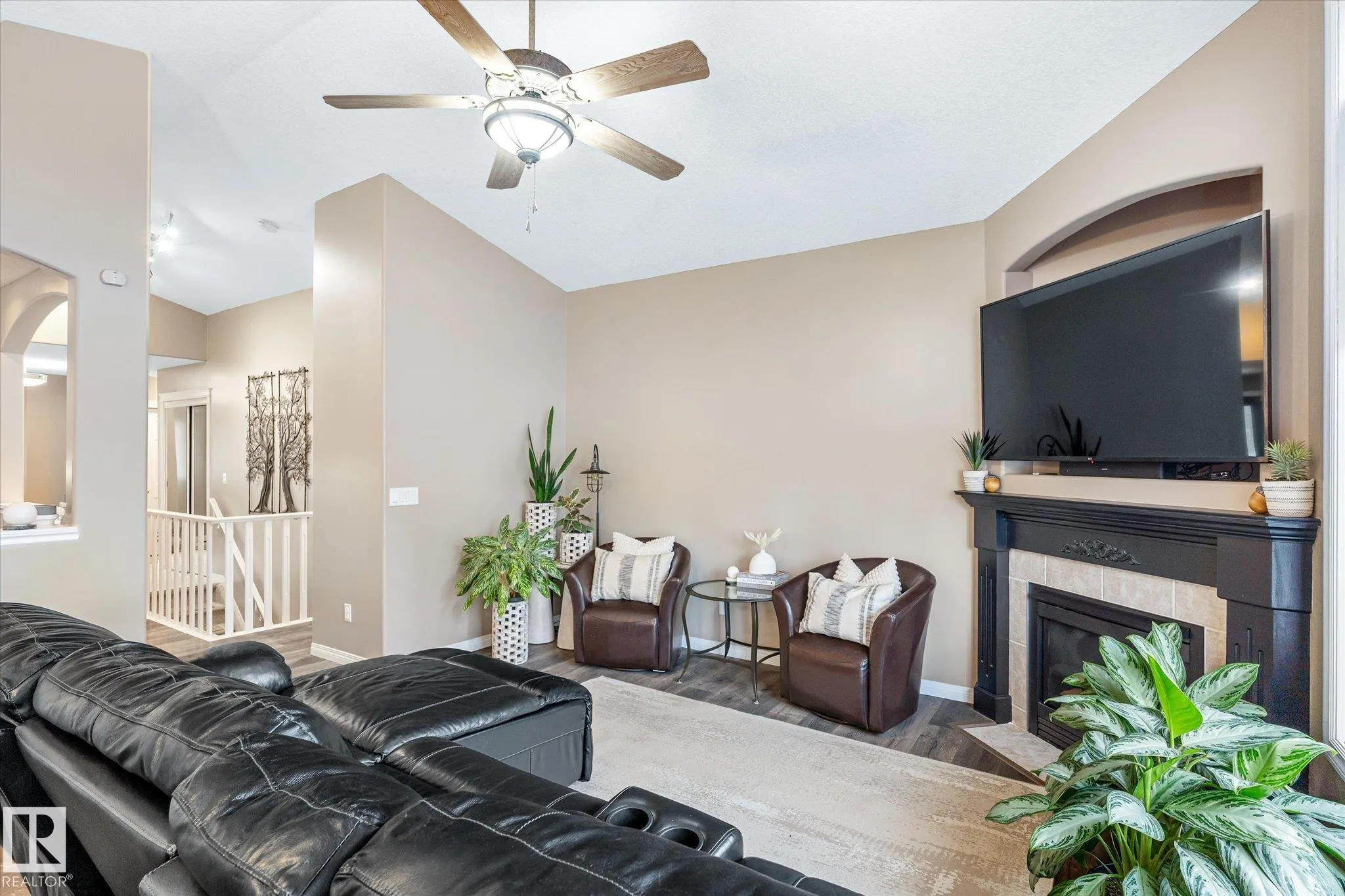 928 Blackmud Creek Crescent