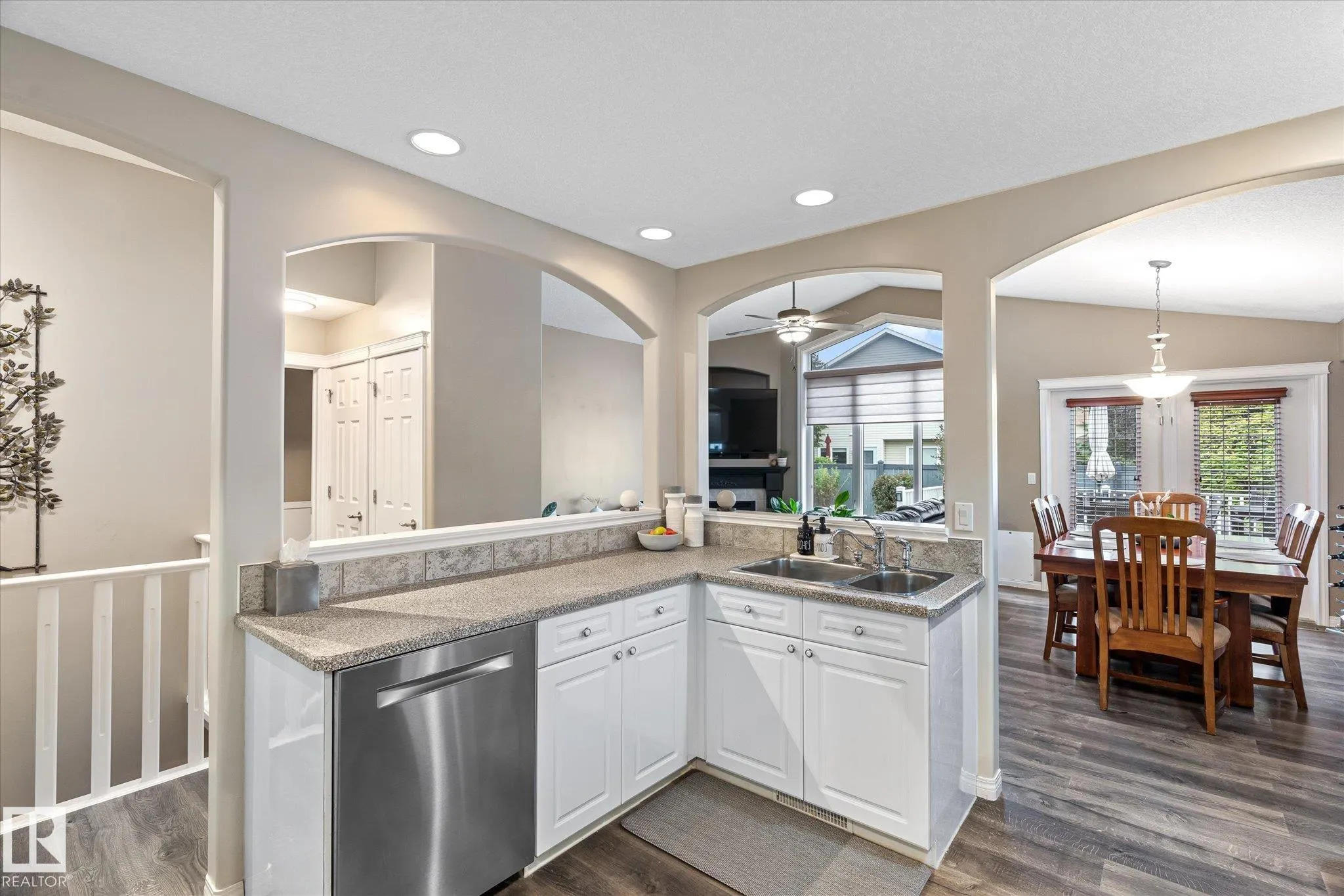928 Blackmud Creek Crescent