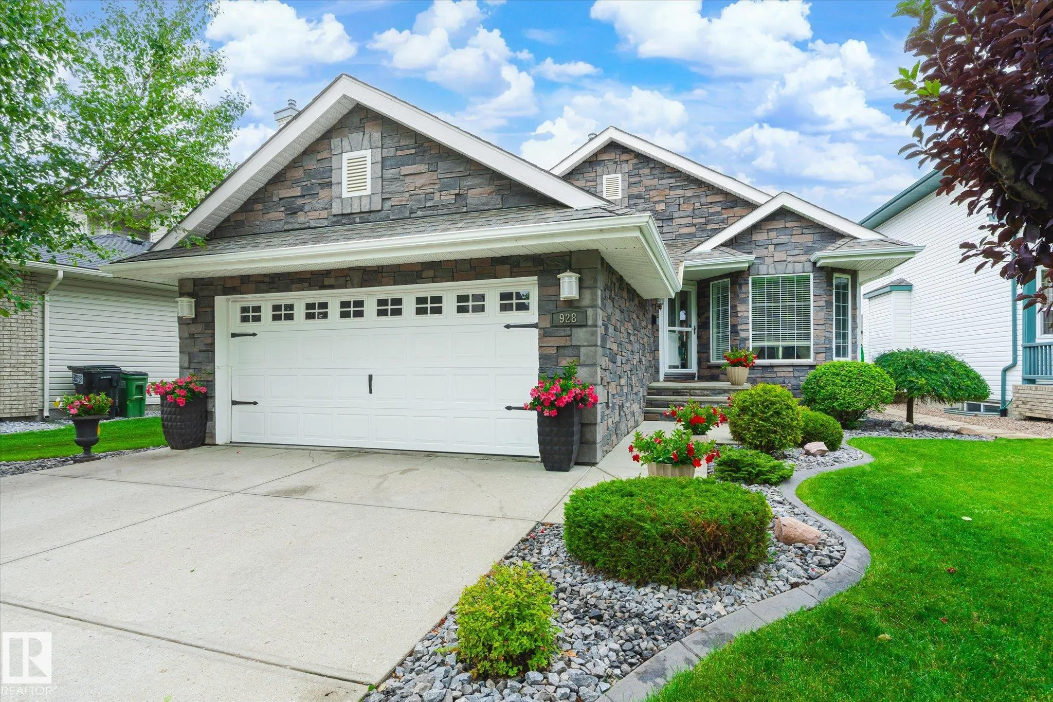 928 Blackmud Creek Crescent