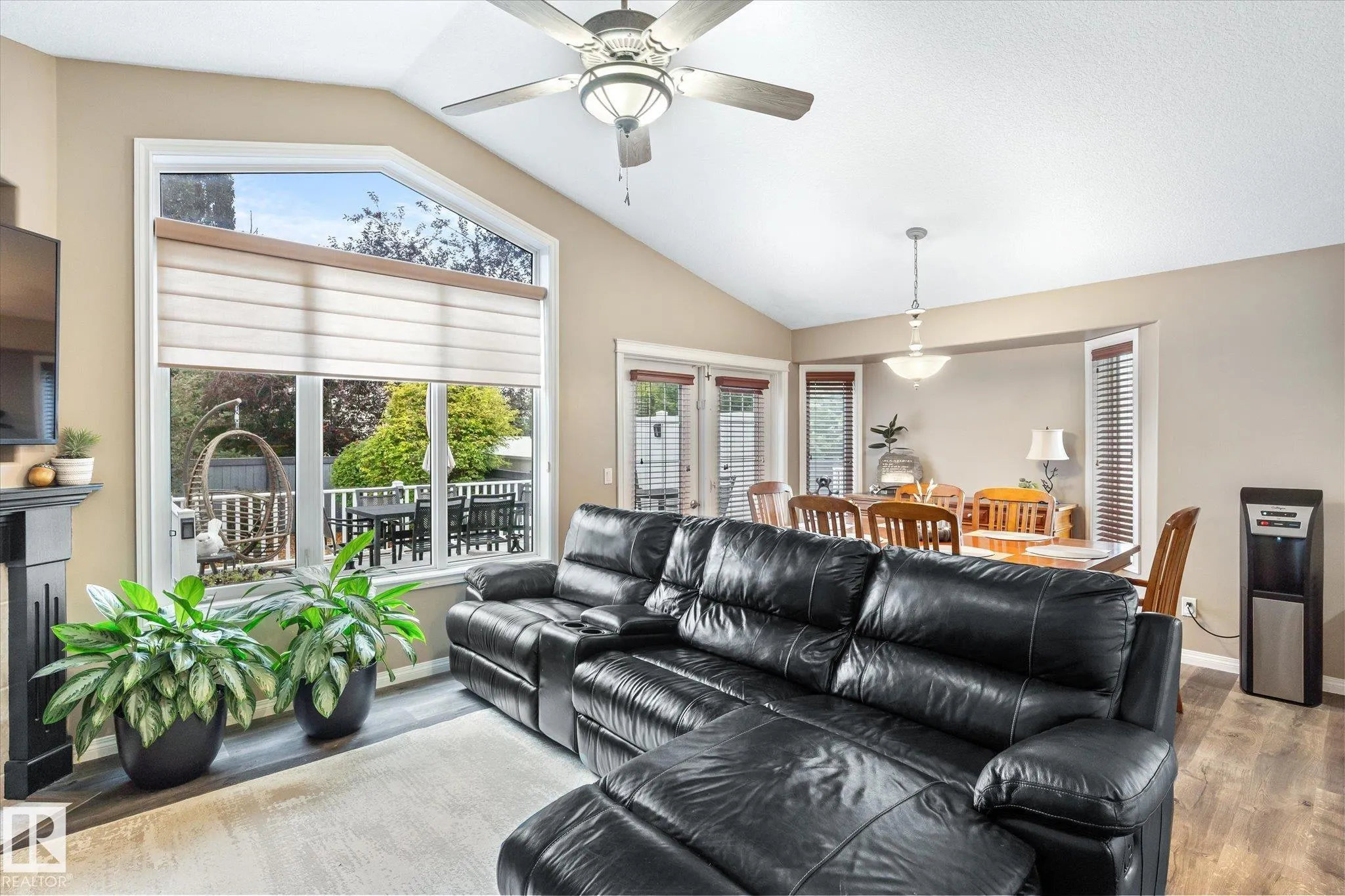 928 Blackmud Creek Crescent