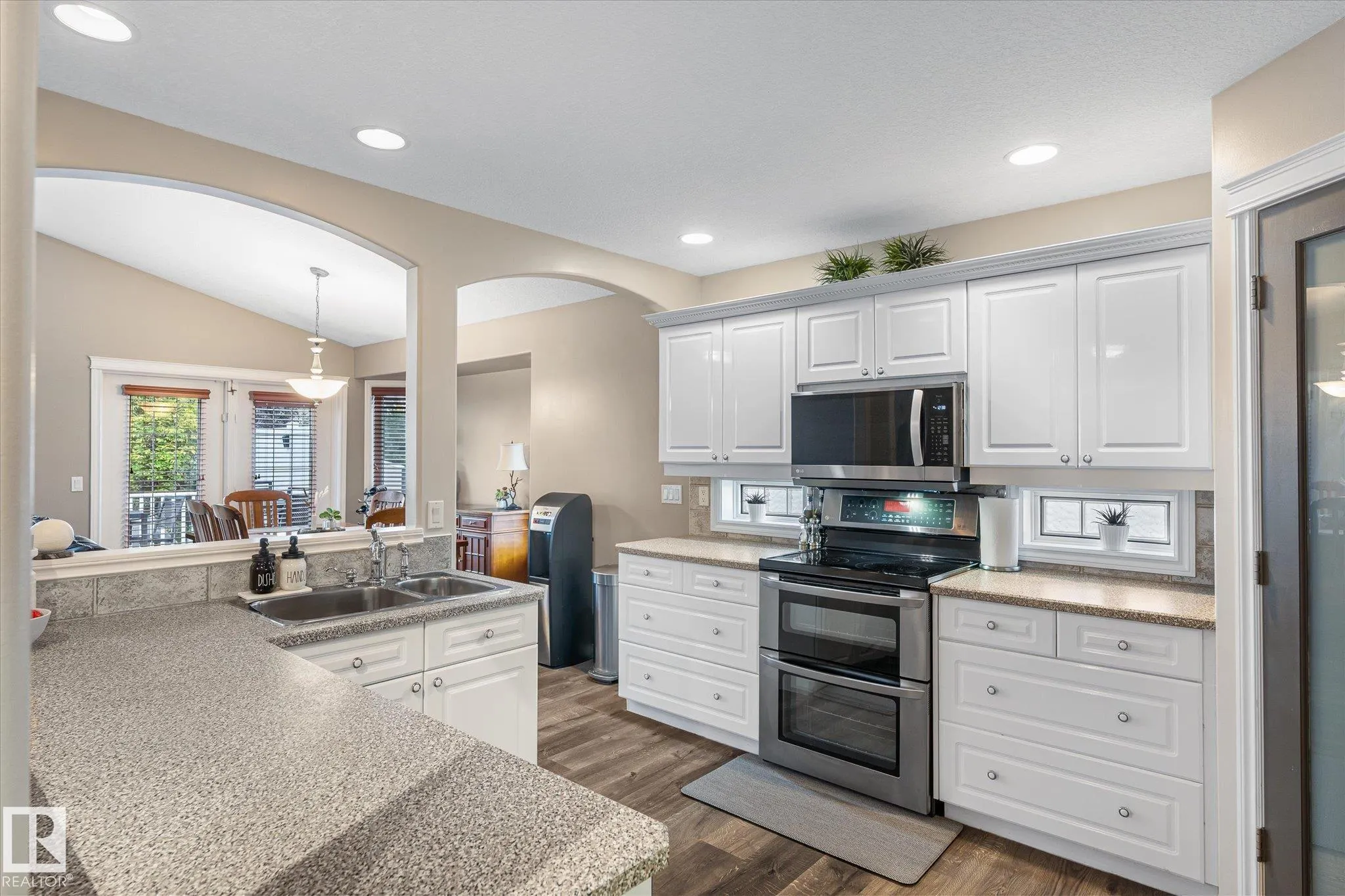 928 Blackmud Creek Crescent