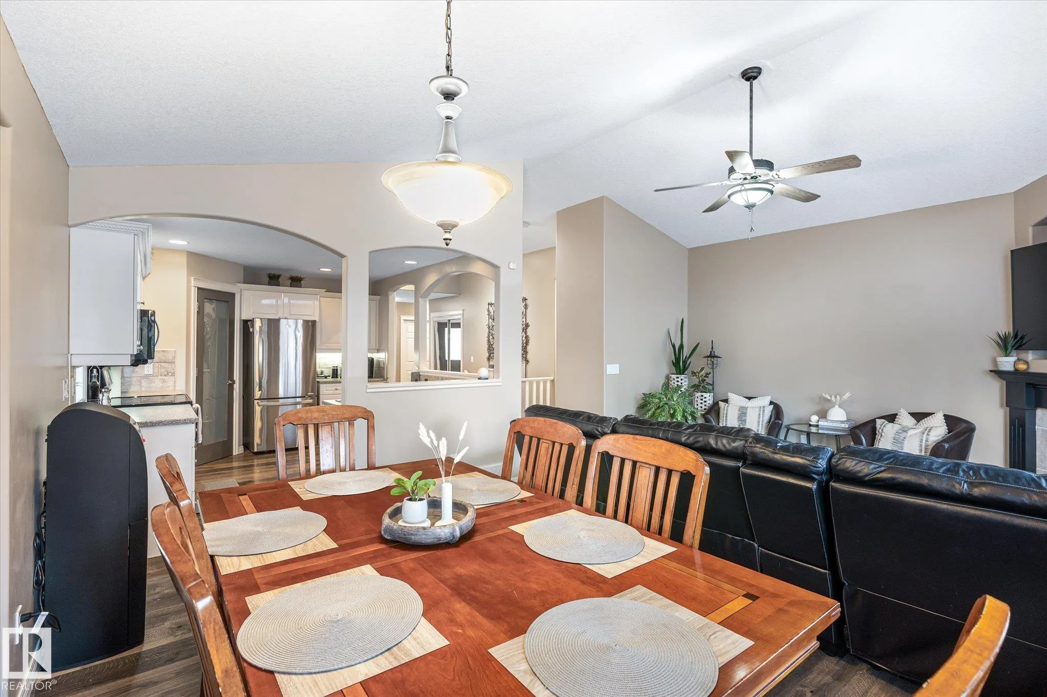 928 Blackmud Creek Crescent