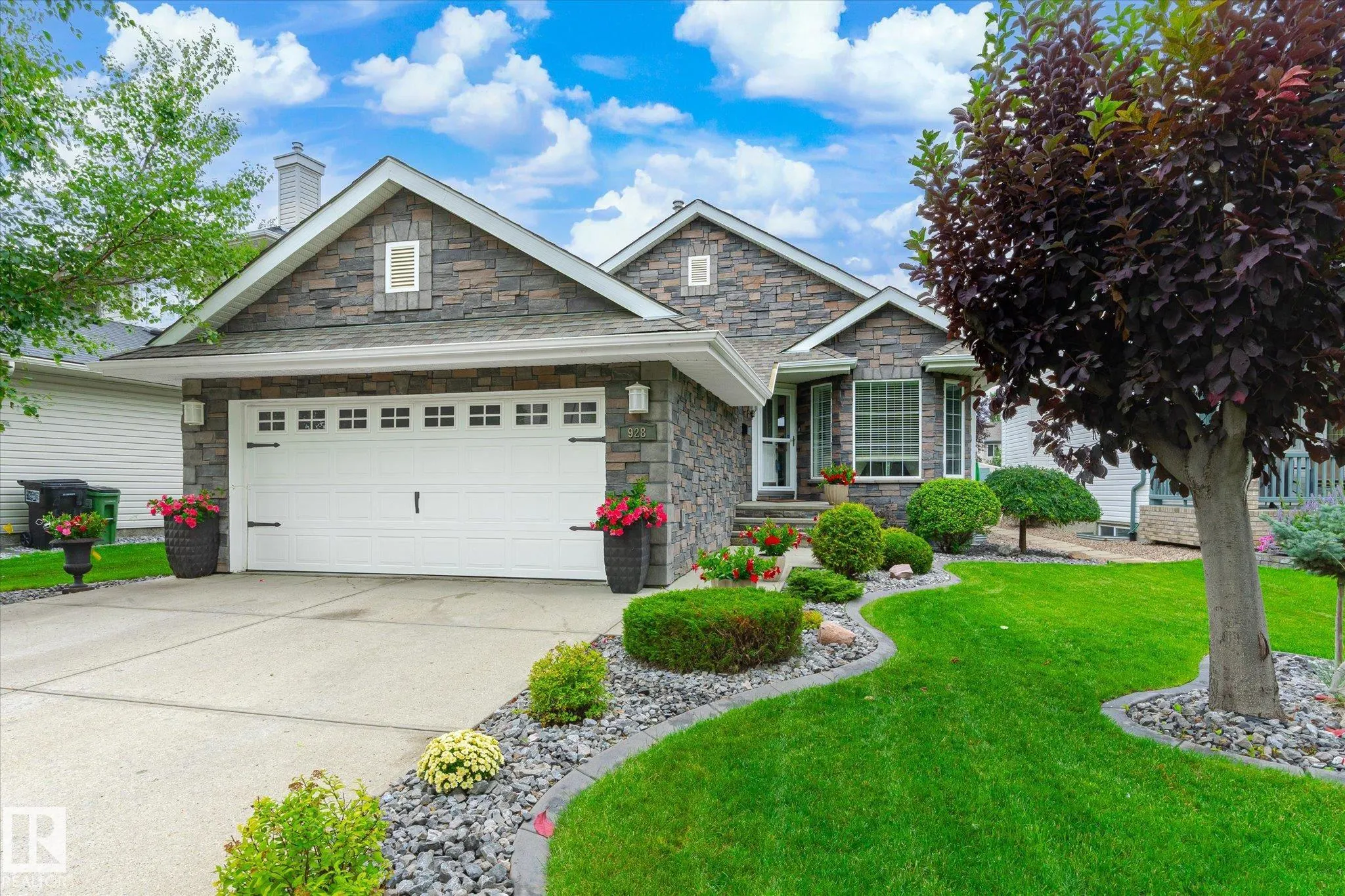 928 Blackmud Creek Crescent