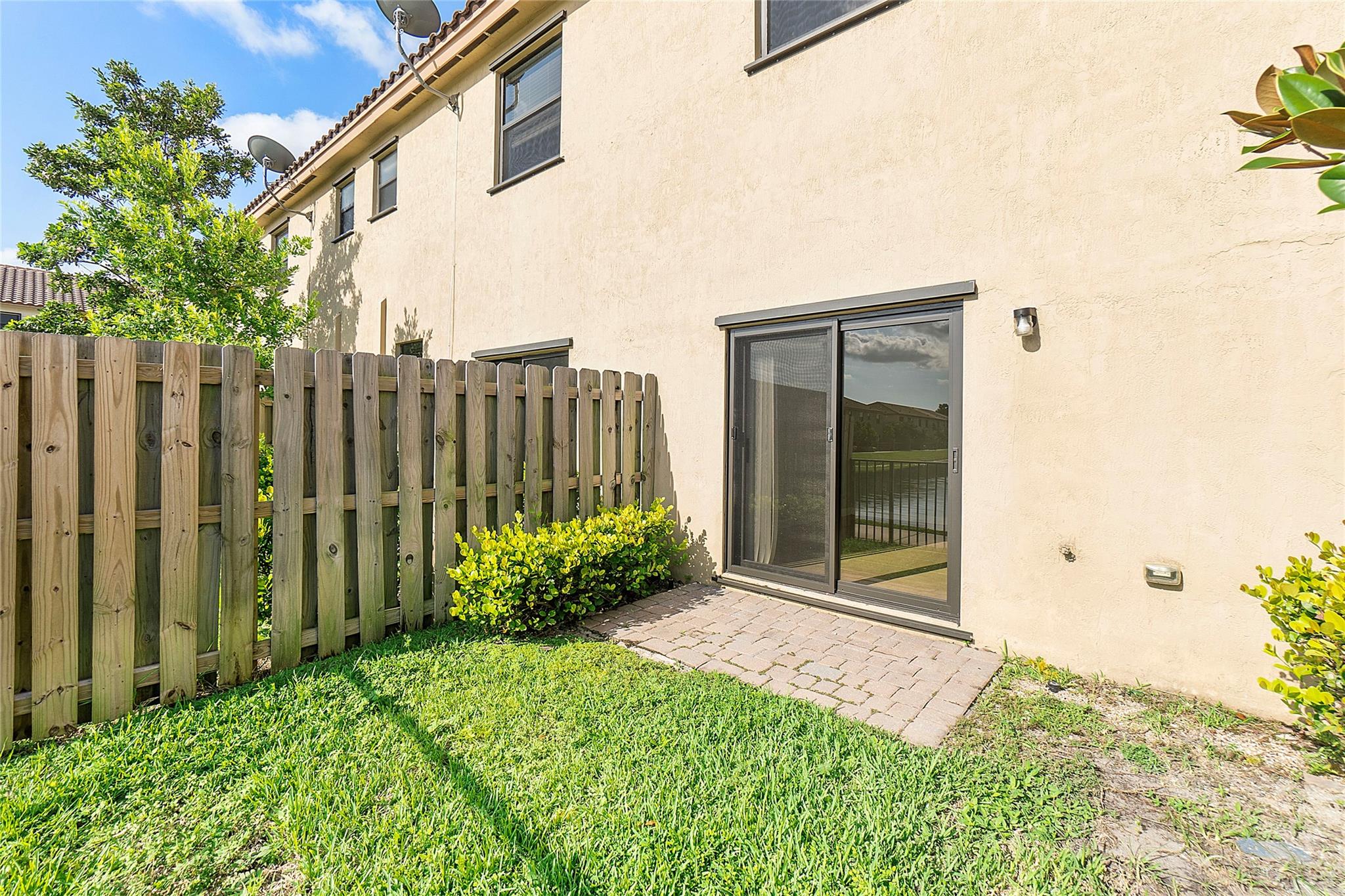 2718 NW 55th Ave