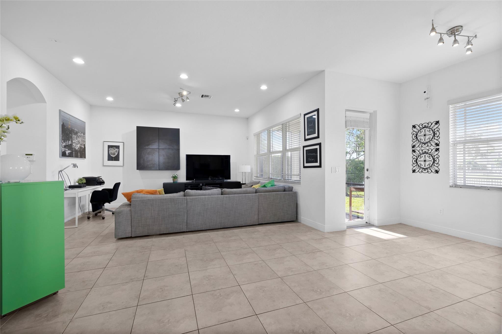8599 Lakeside Dr