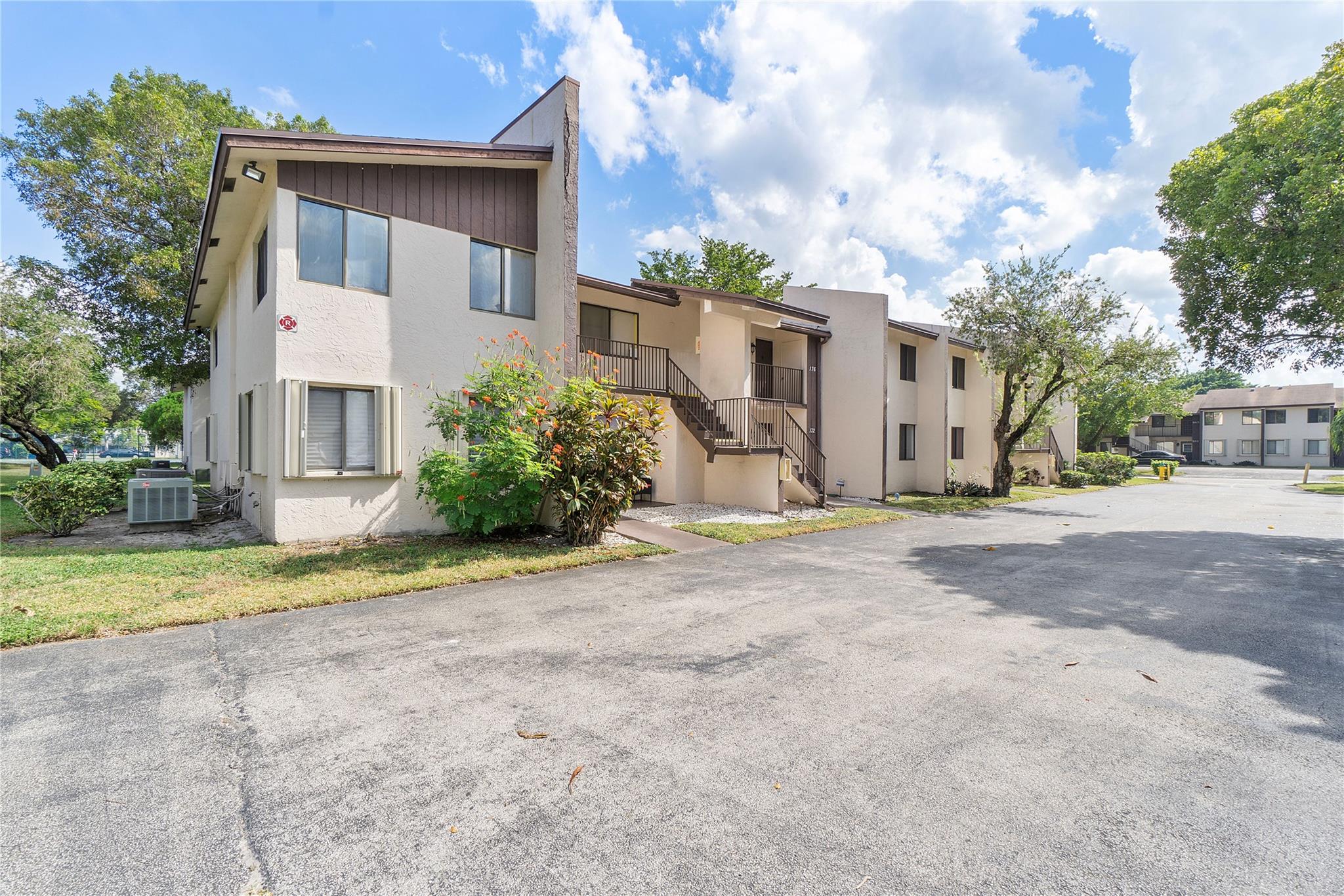 172 W Laurel Dr, #1102