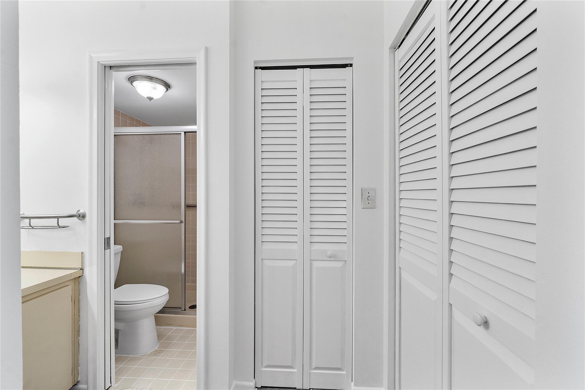 172 W Laurel Dr, #1102
