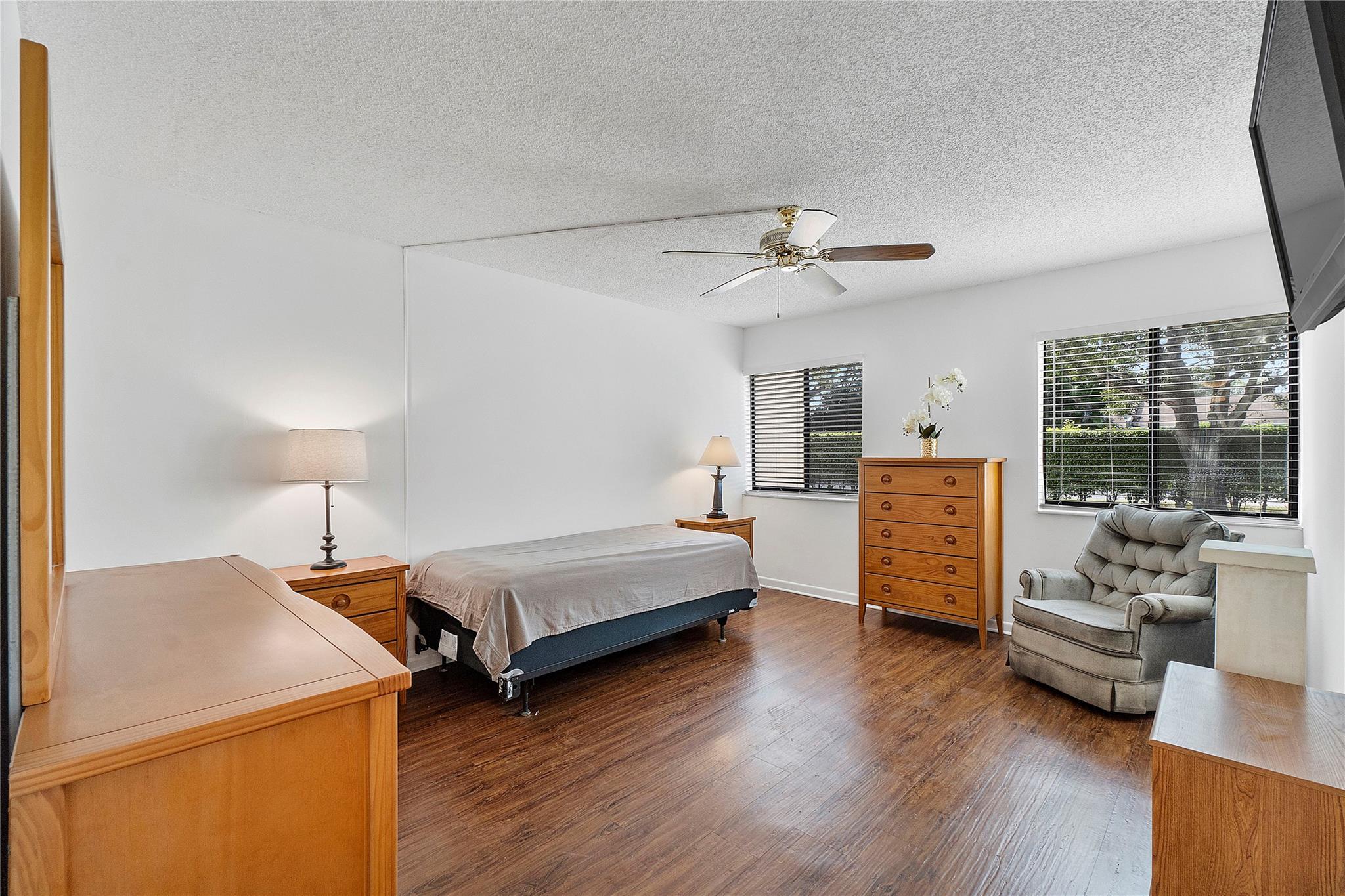 172 W Laurel Dr, #1102