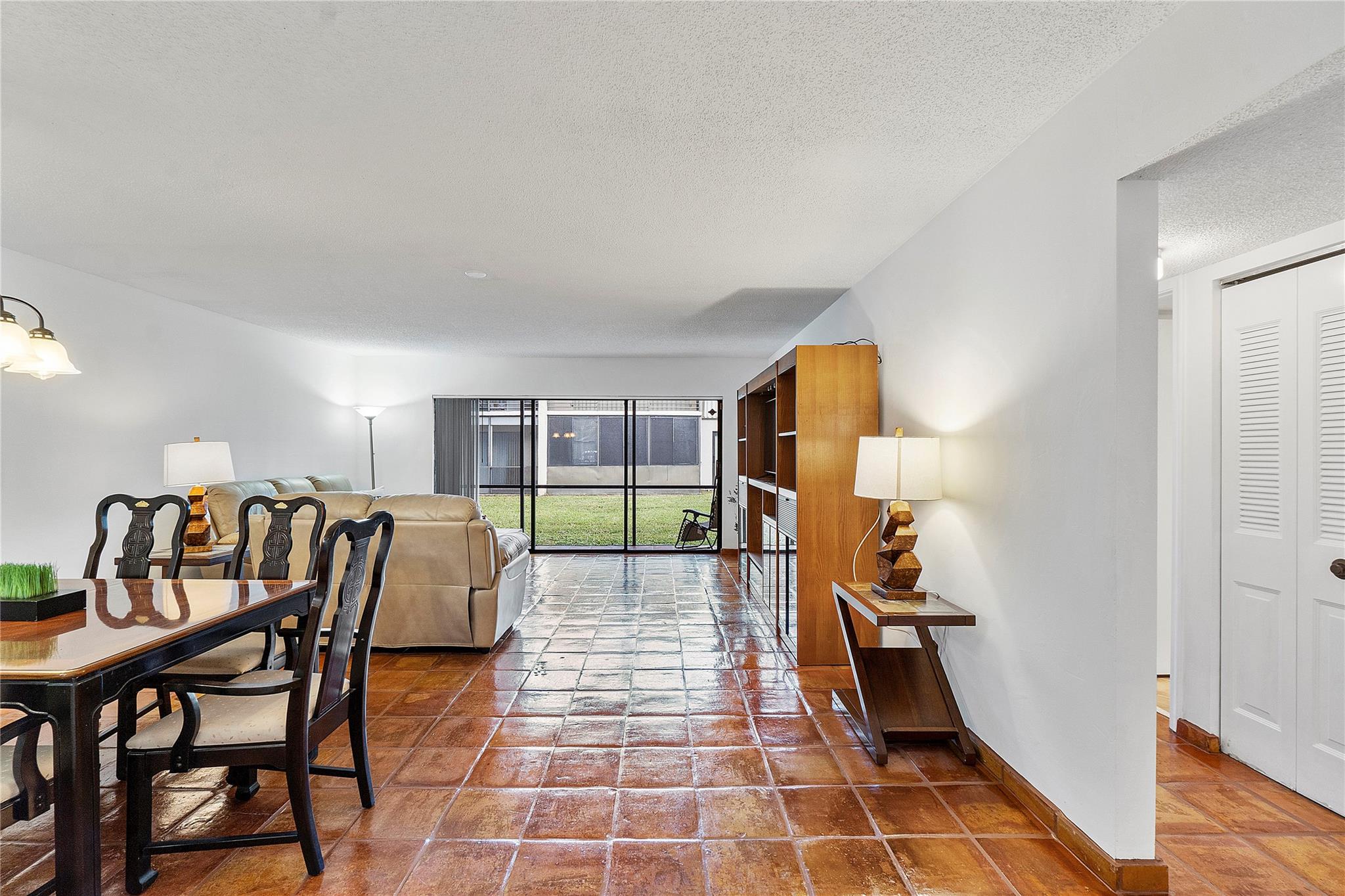 172 W Laurel Dr, #1102