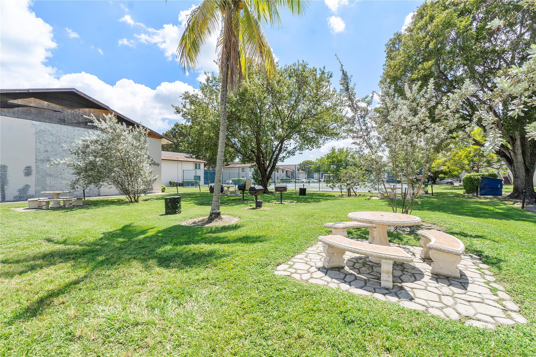 172 W Laurel Dr, #1102