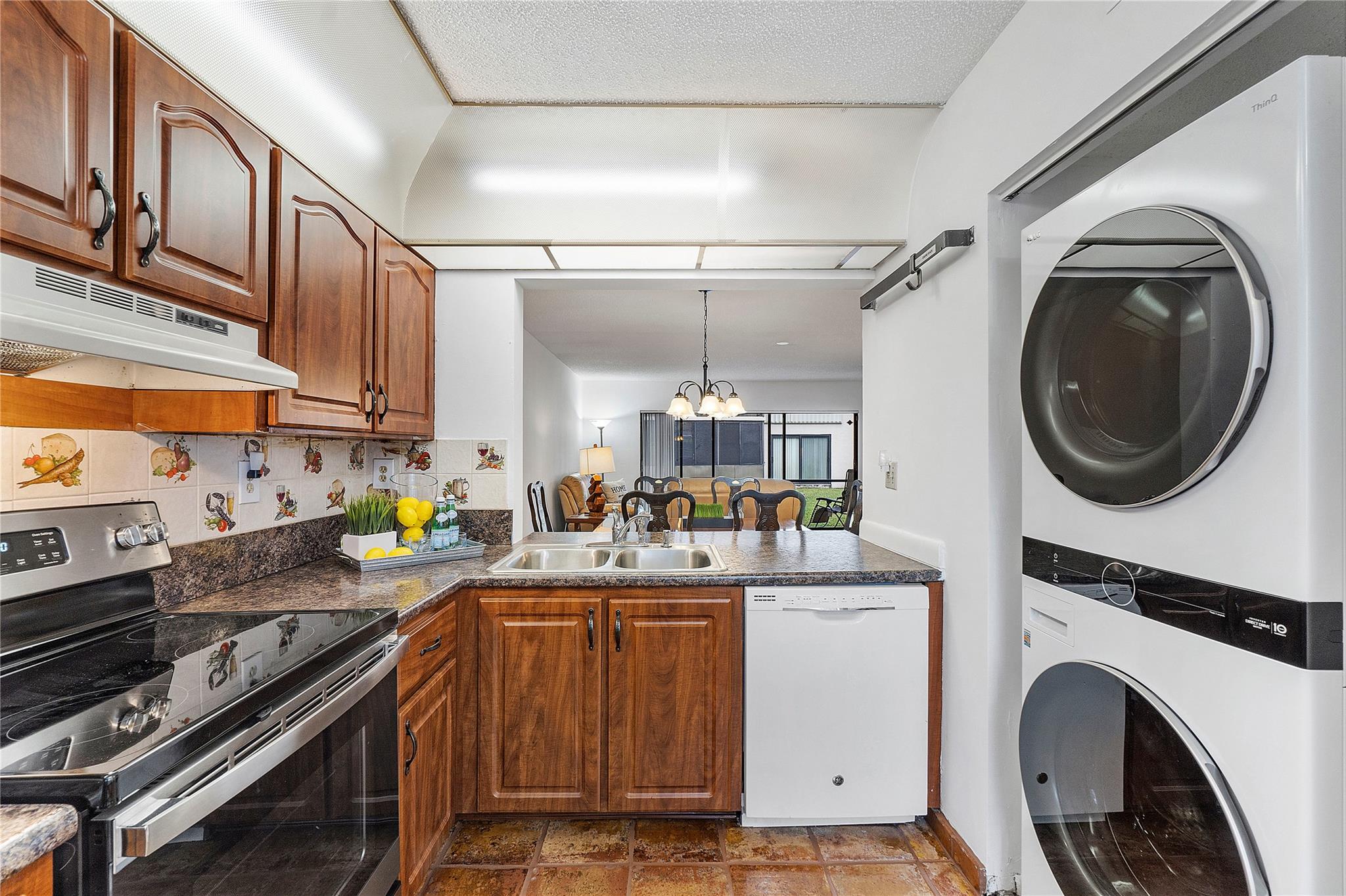 172 W Laurel Dr, #1102