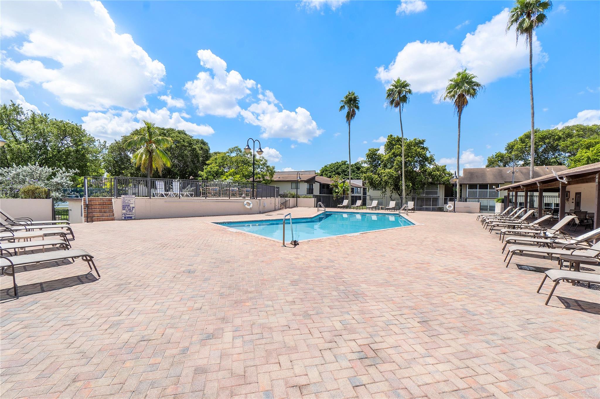 172 W Laurel Dr, #1102