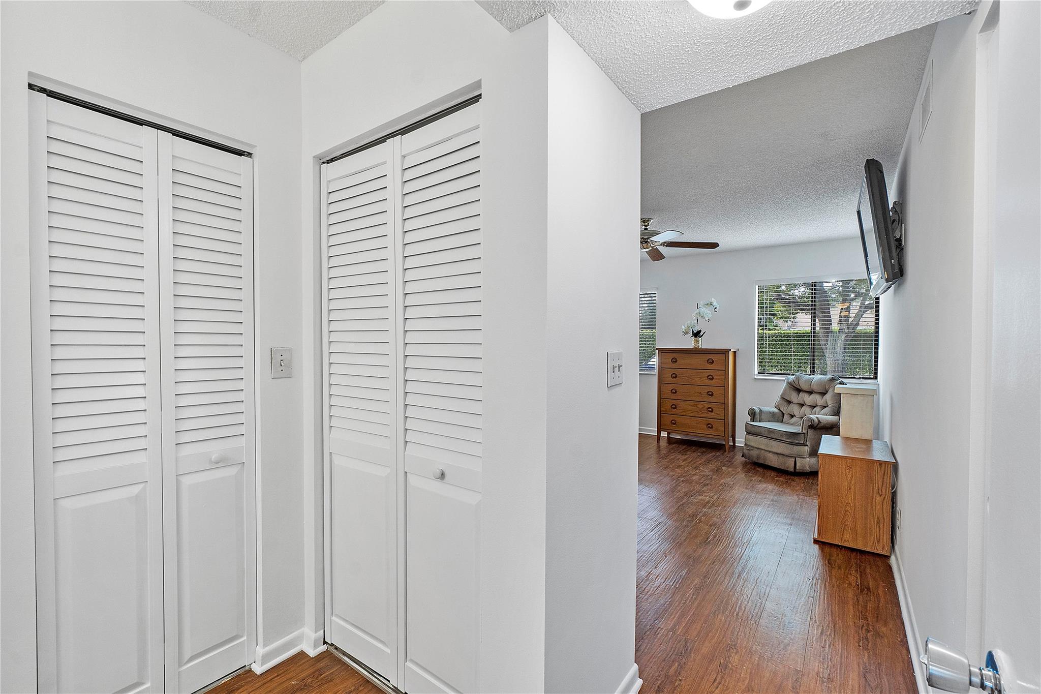 172 W Laurel Dr, #1102