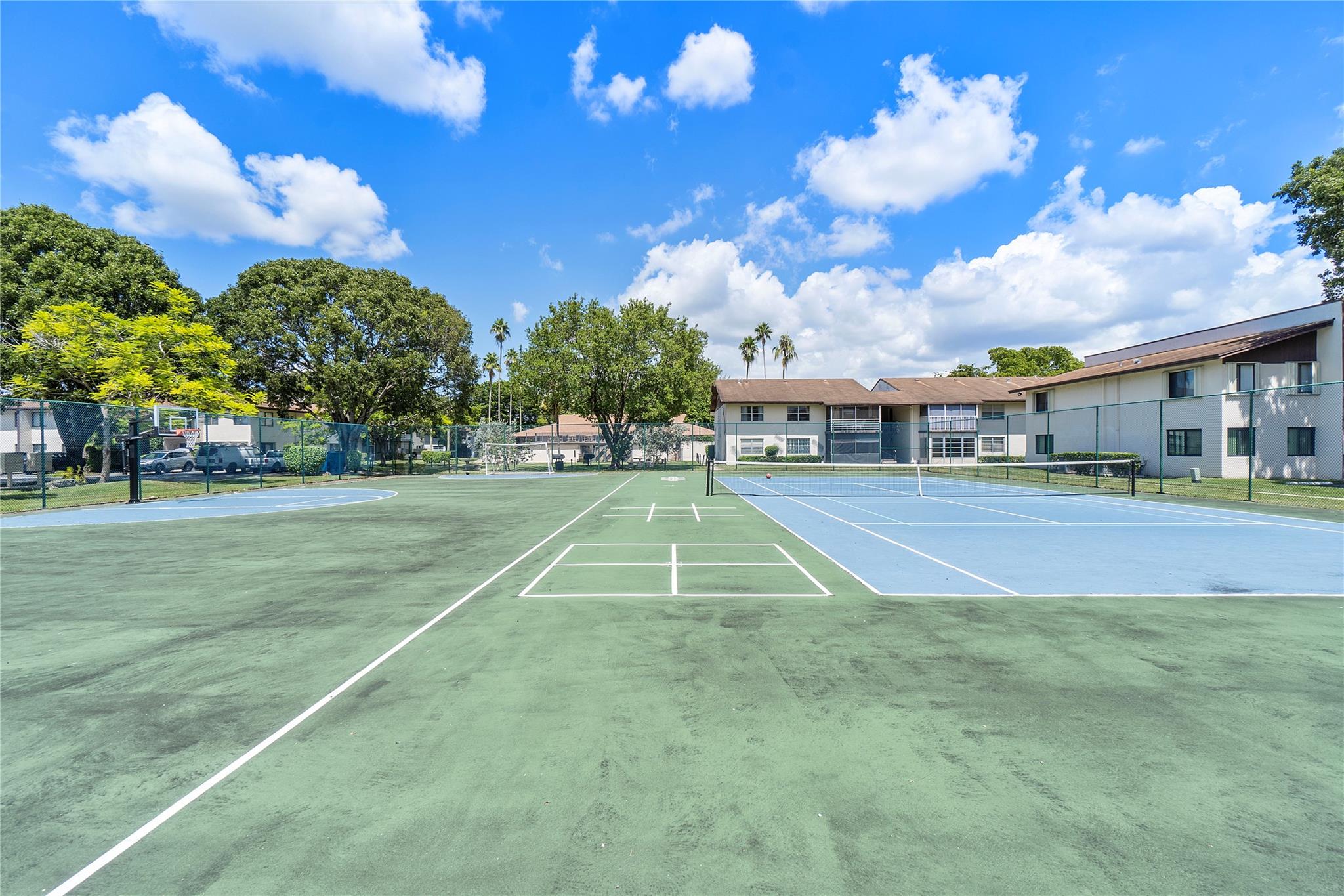 172 W Laurel Dr, #1102