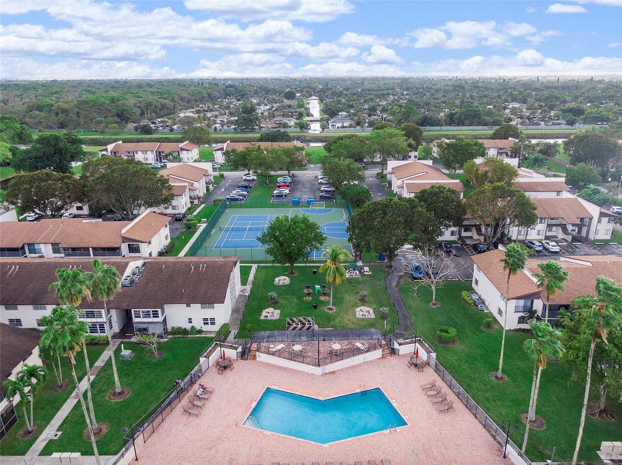 172 W Laurel Dr, #1102
