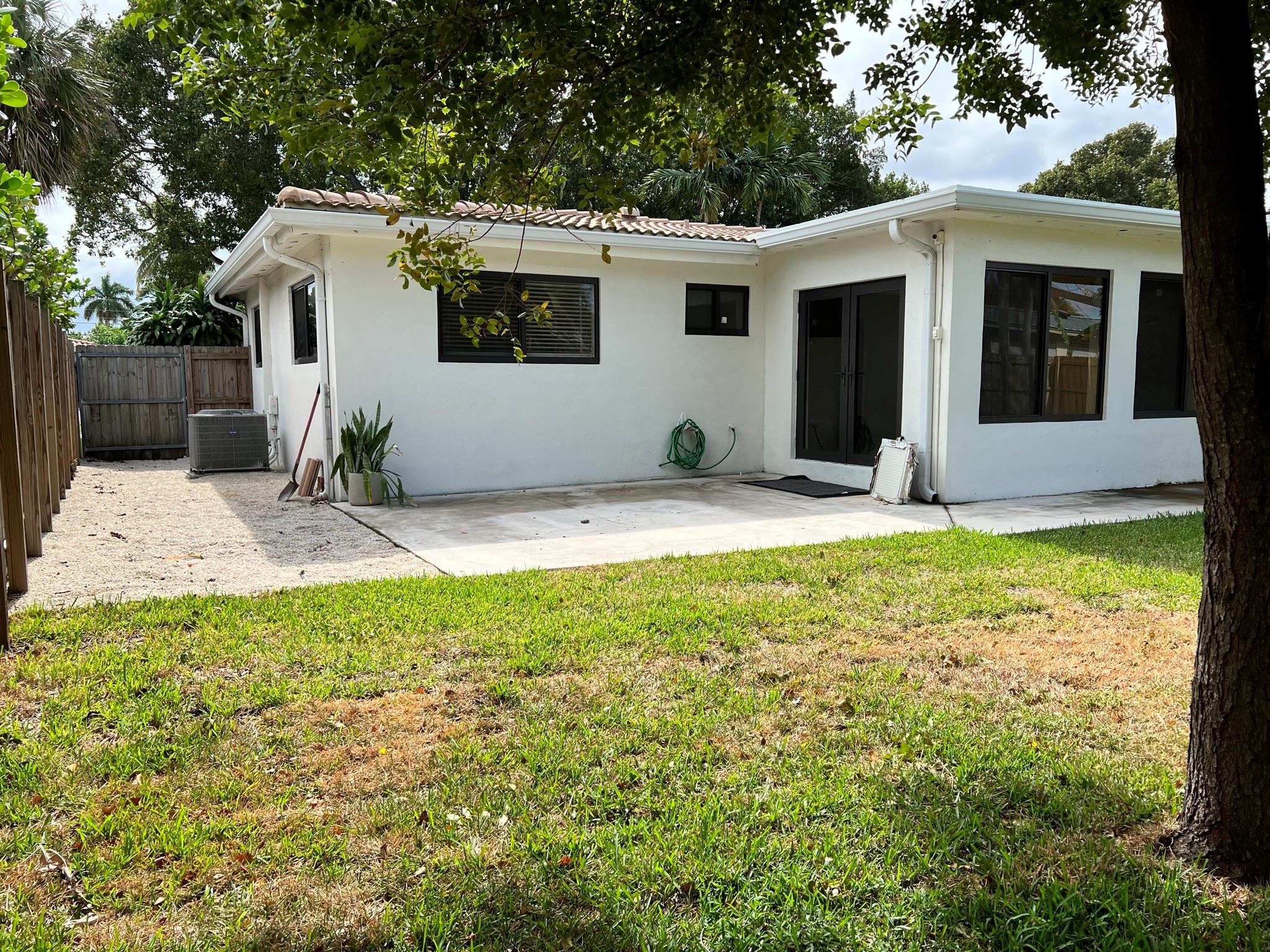 909 SE 14th Dr