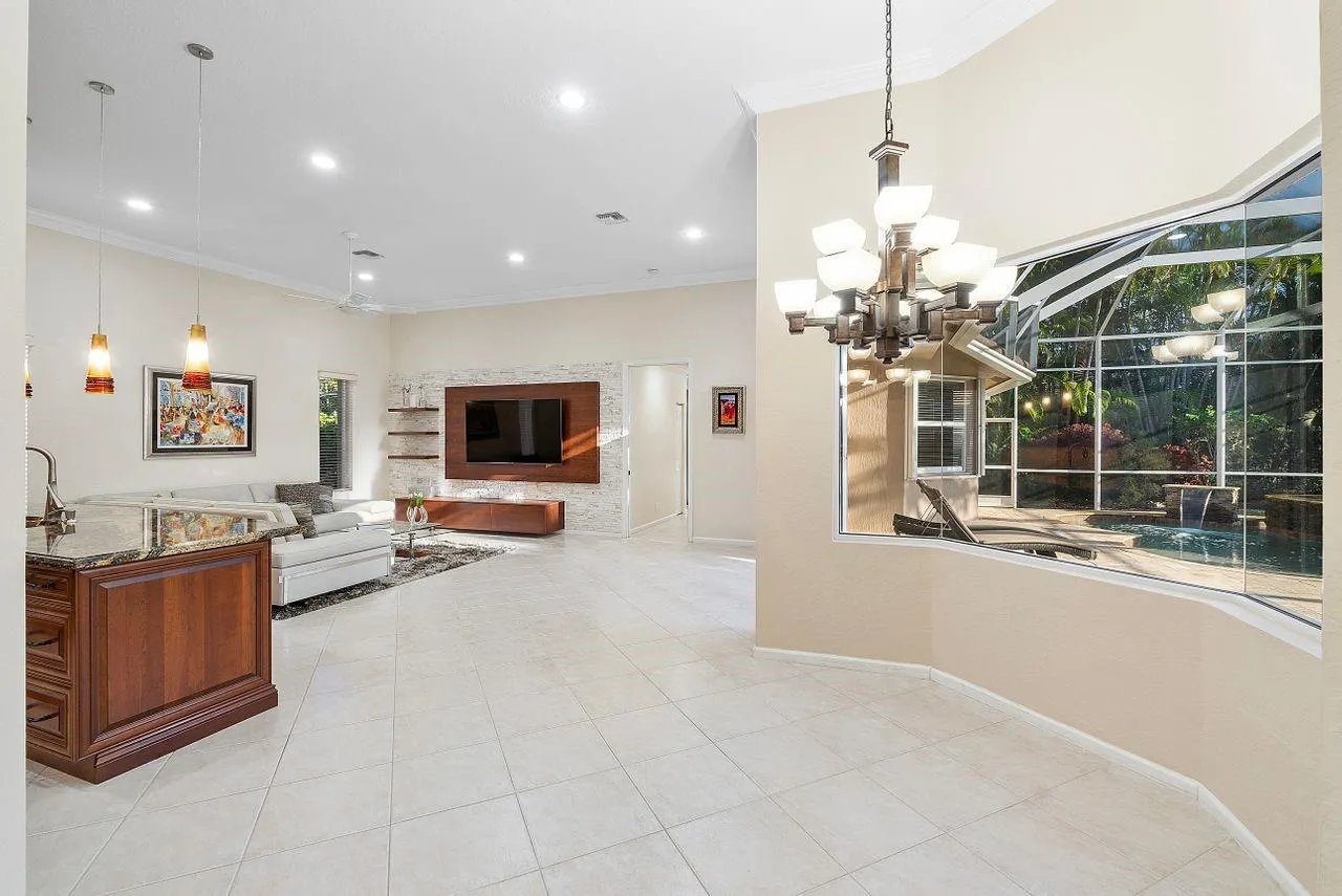 10667 NW 69th St