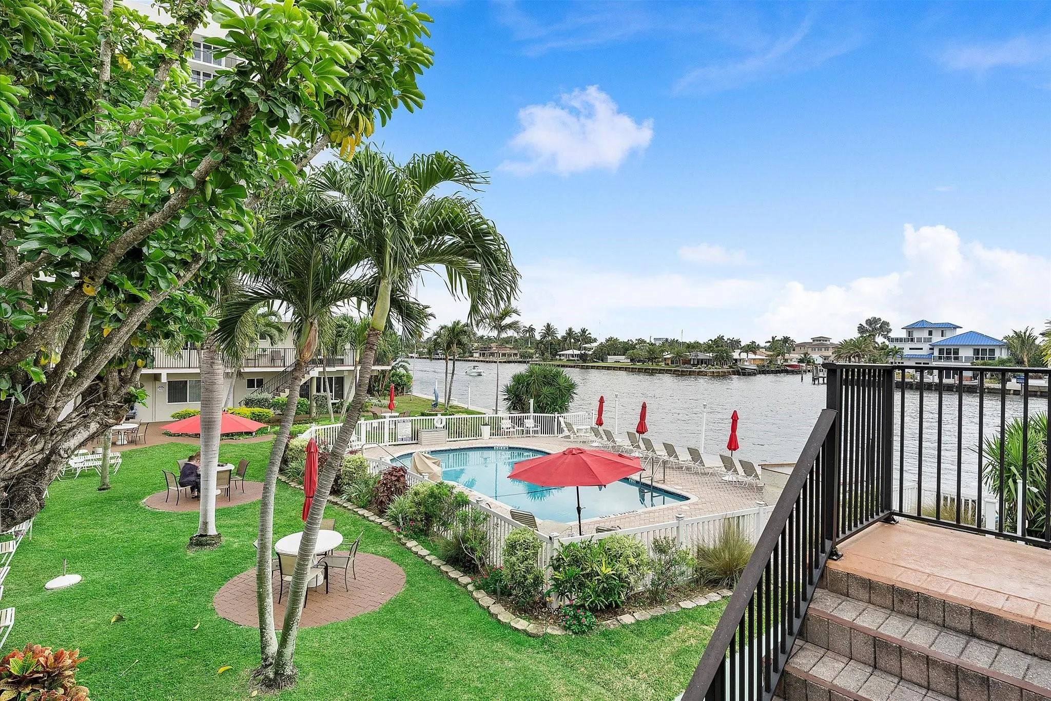 555 N Riverside Dr, #25