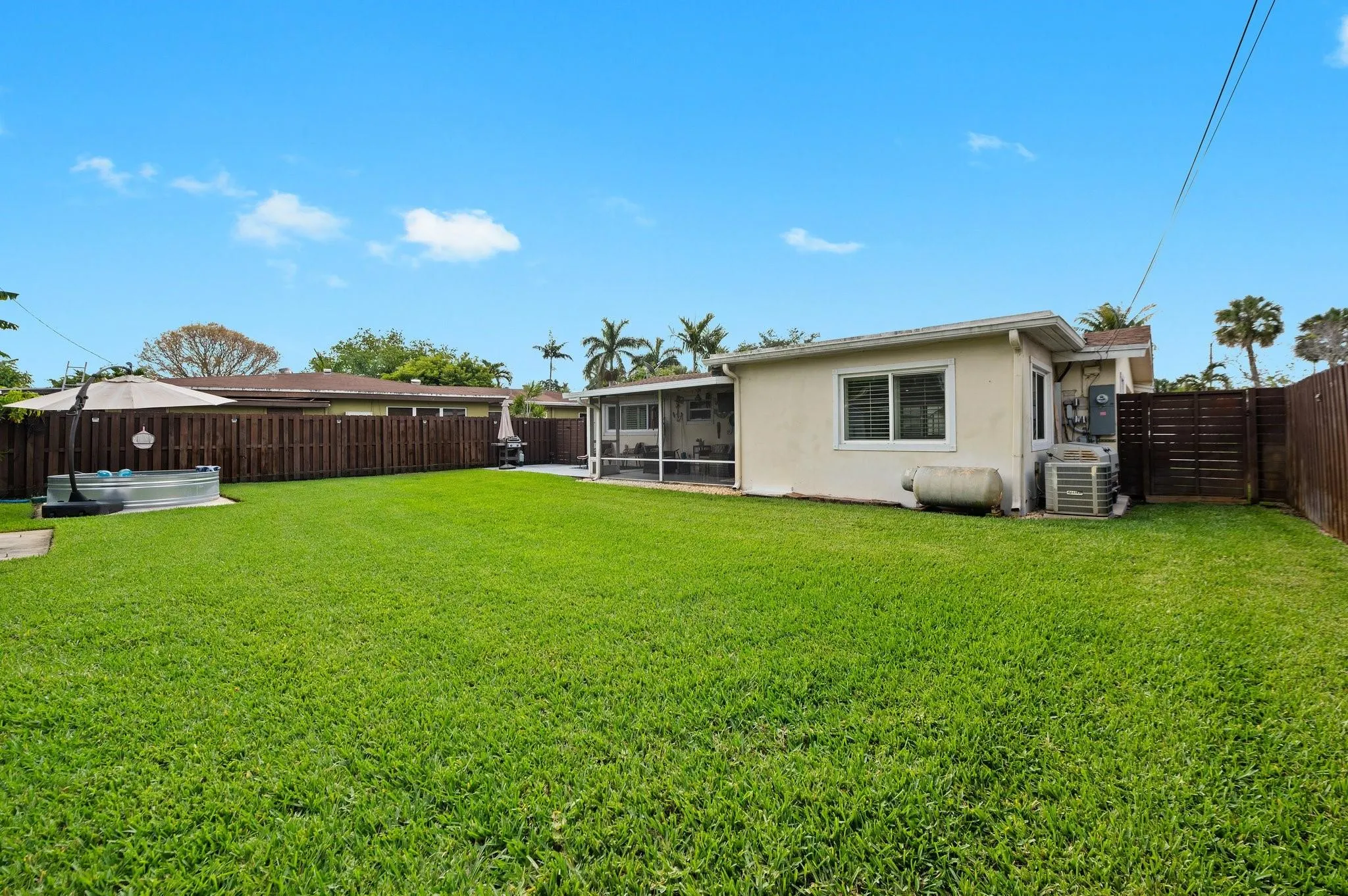 733 NW 28th St