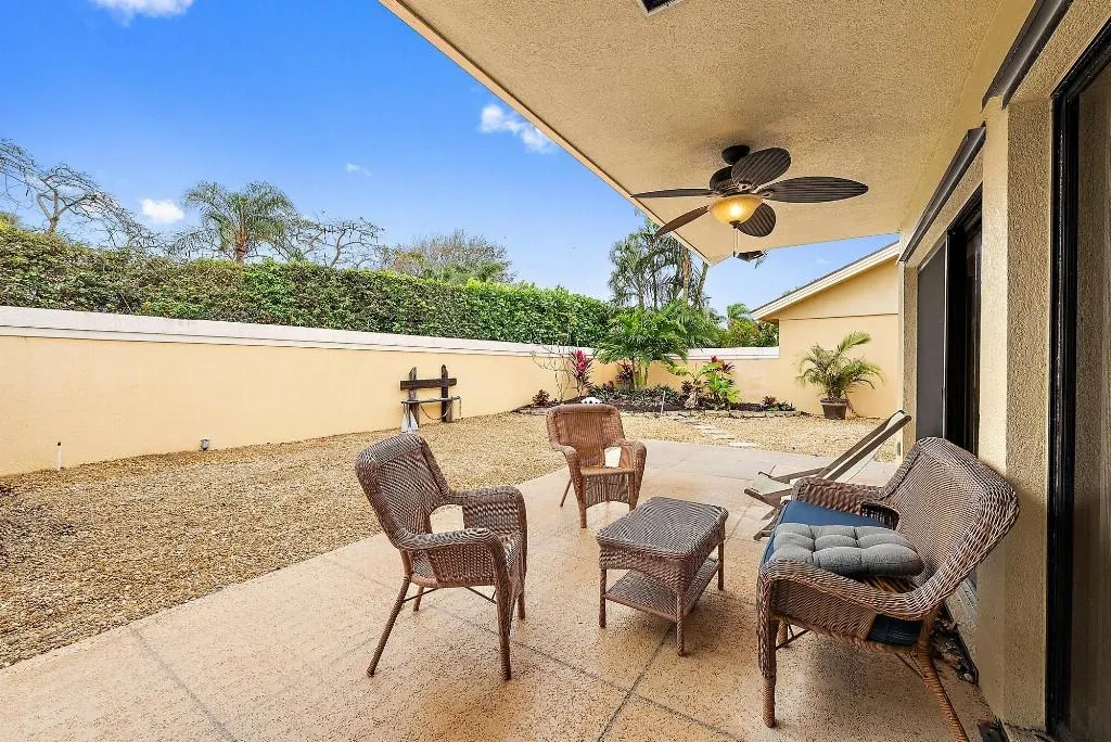 125 Beach Summit Ct